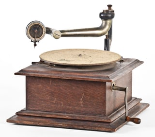 A Victor I disc phonograph