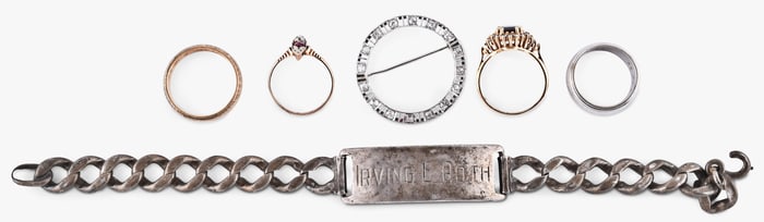 A lot of 14 karat gold and platinum jewelry