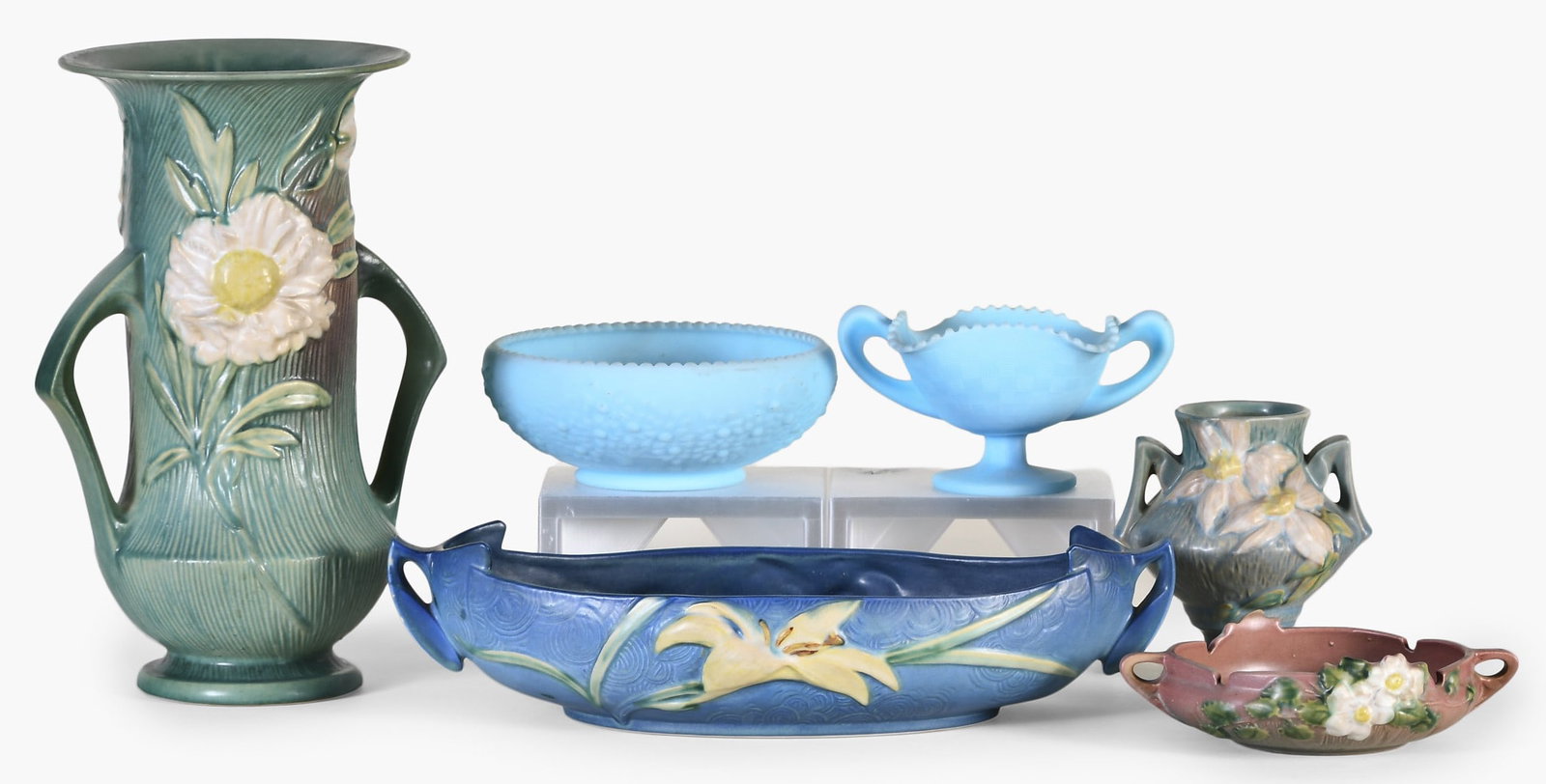 A lot of six pieces of Roseville pottery and Fenton glass (1 of 2)