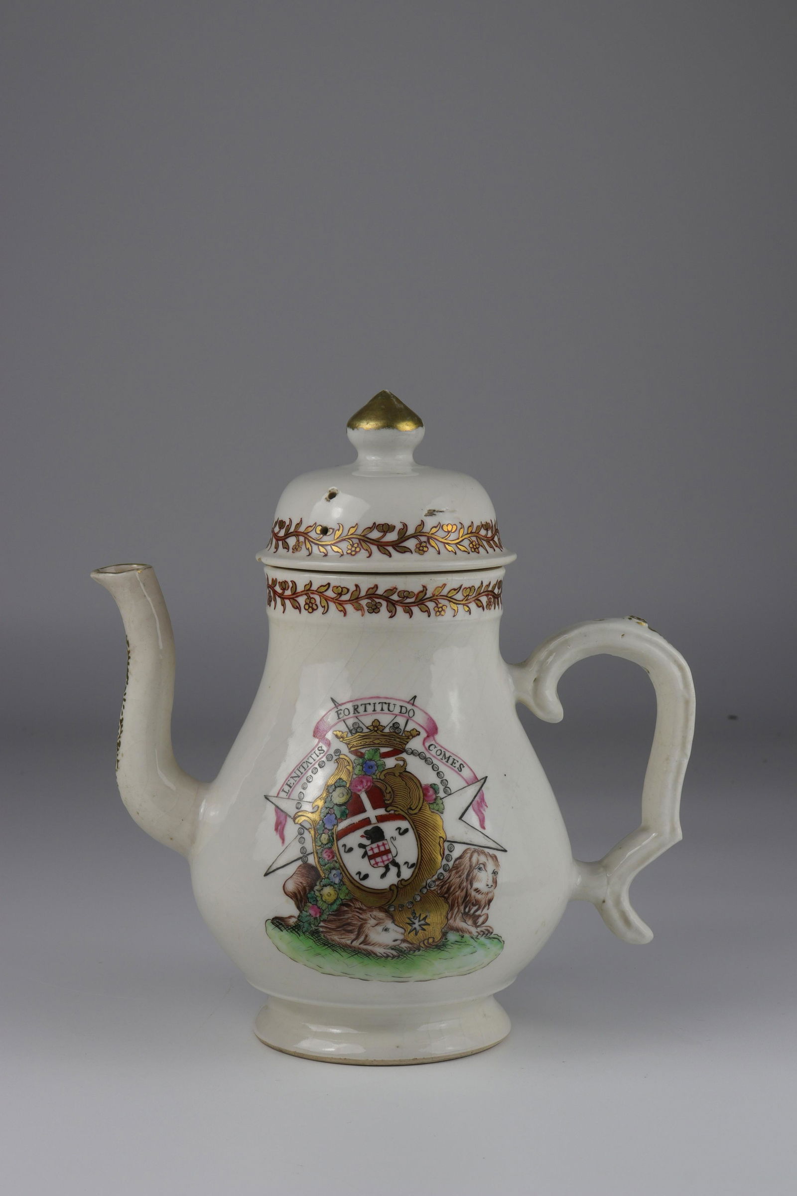 Coffee maker decorated with French coats of arms,: Coffee maker decorated with French coats of arms, Angers family, Compagnie des Indes, Quianlong period, CHINA,Sizes: h185mmWeight (K): 0.412kgState: After checking - chip/crack on the top - no restora