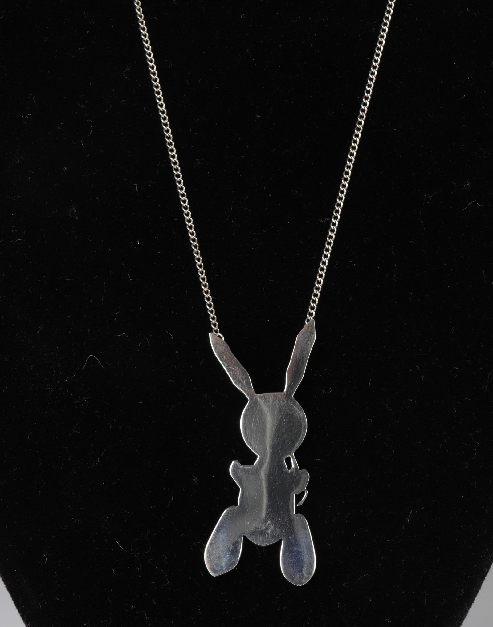 JEFF KOONS "Rabbit" Necklace-pendant in sterling silver: JEFF KOONS "Rabbit" Necklace-pendant in sterling silver Signed on the backSizes: diversWeight (K): 0.012kgState: After checking - good condition - no restoration - no repairAuthor / artist: JEFF KOONS