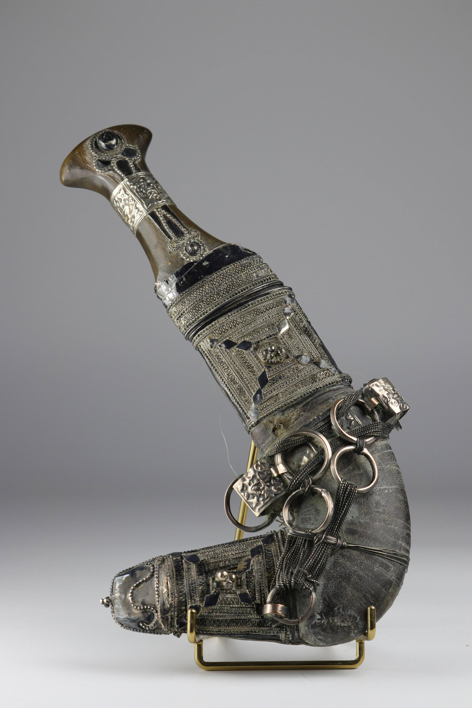 Jambiya 'curved dagger in silver blond horn handle: Jambiya 'curved dagger in silver blond horn handle curved blade 19th Sizes: l300mm Weight (K): 0.492kg State: After checking - good condition - no restoration - no repair