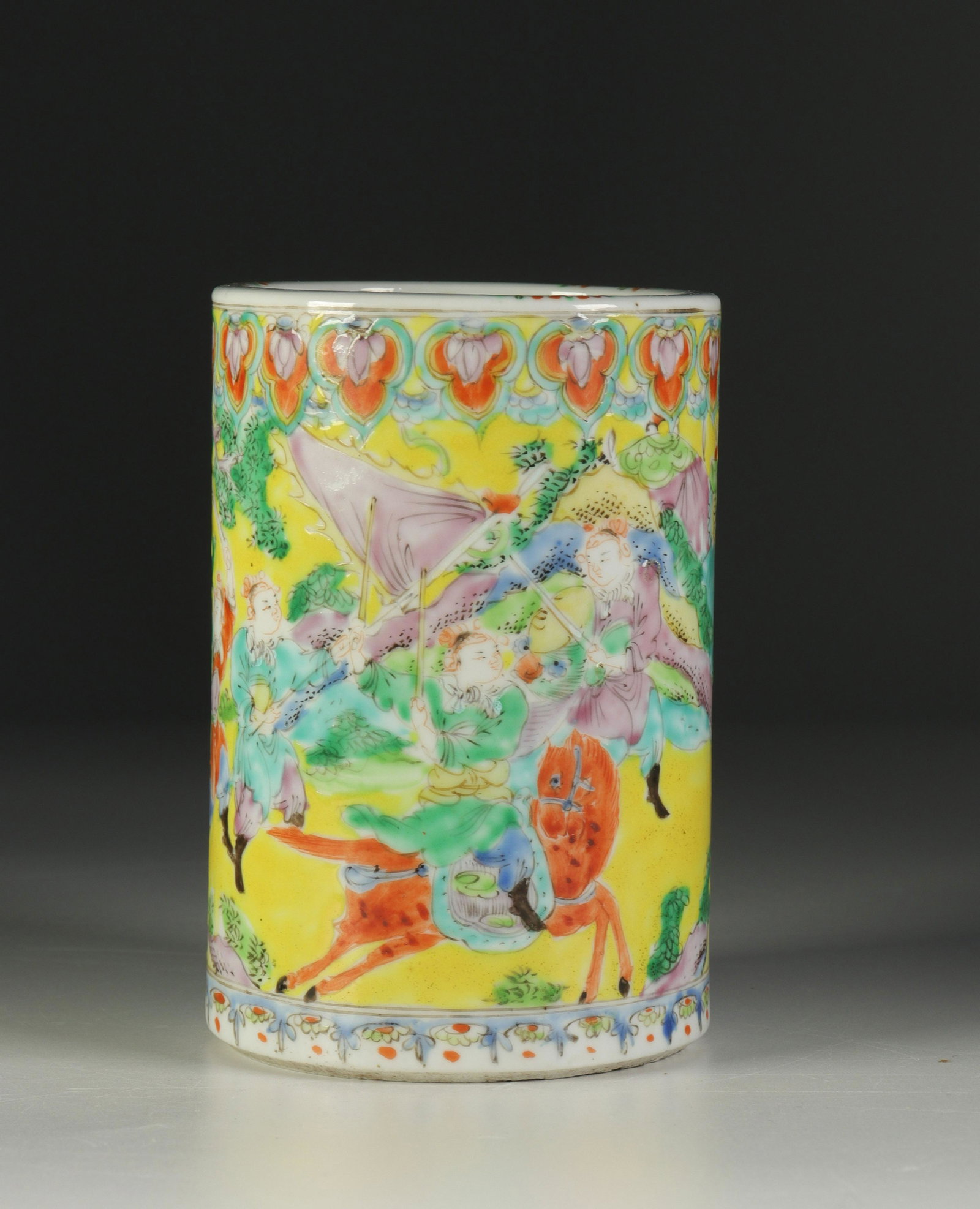 famille verte / jaune porcelain brush pot, China 19th.: famille verte / jaune porcelain brush pot, China 19th. Sizes: H=115 D=75mm Weight (K): 0.365kg State: After checking - good condition - no restoration - no repair