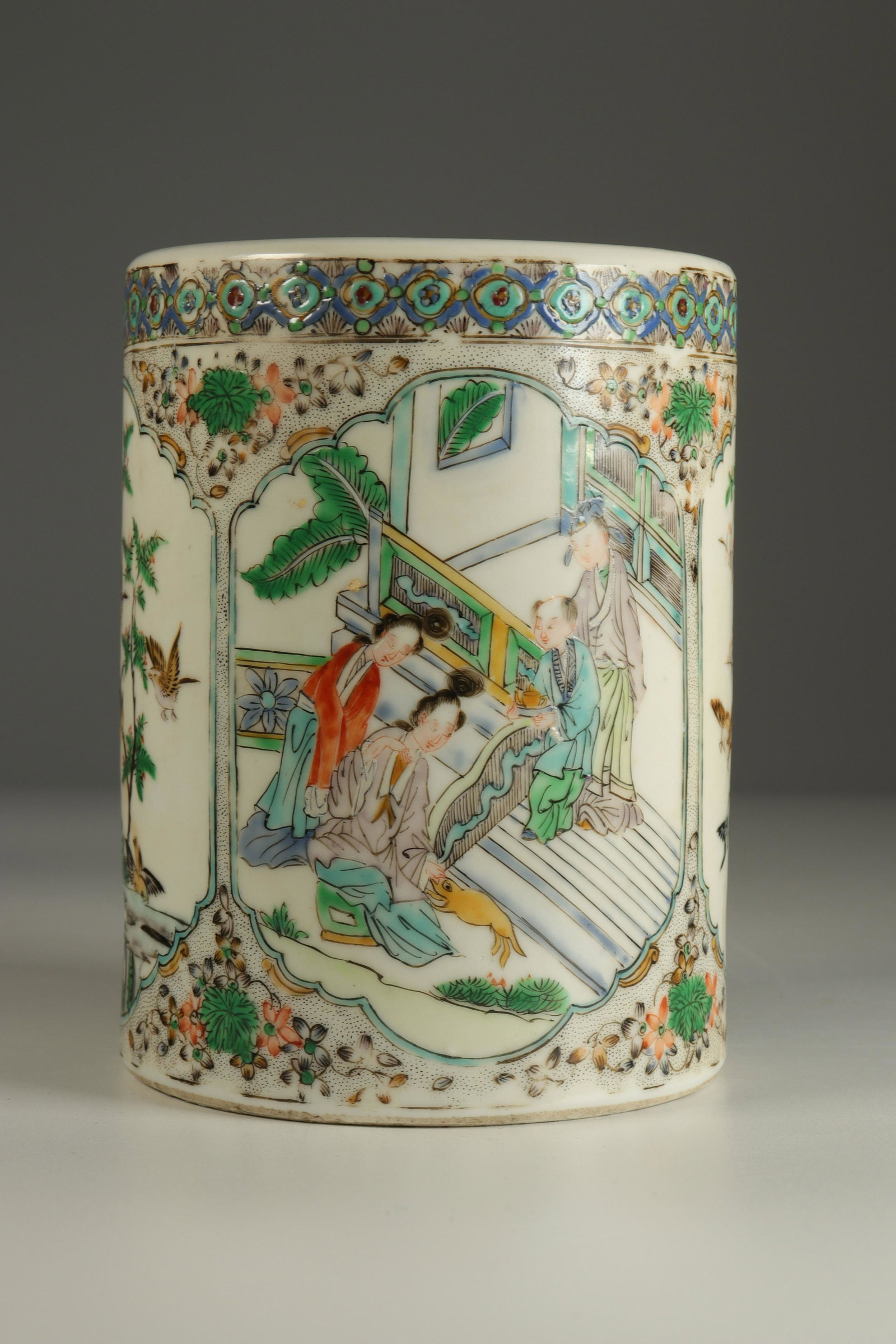 Famille verte porcelain brush pot. 19th century China.: Famille verte porcelain brush pot. 19th century China. Sizes: H=135mm D=100mm Weight (K): 0.508kg State: After checking - good condition - no restoration - no repair