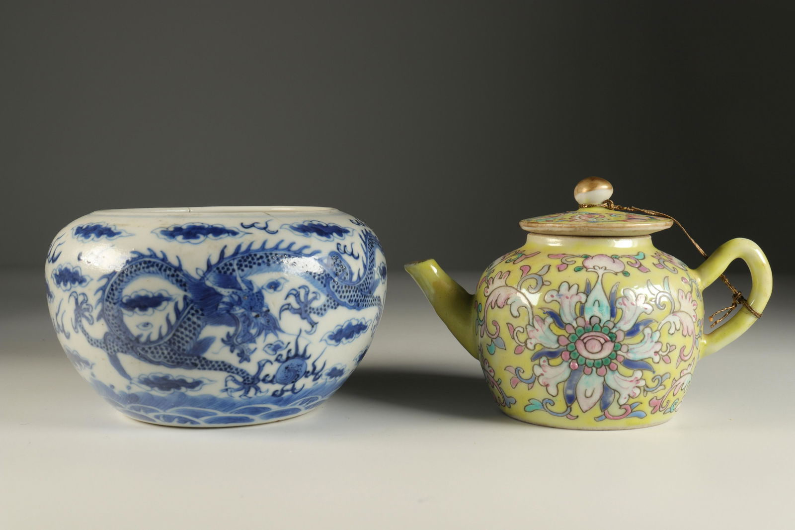 Lot composed of a teapot with yellow background and a: Lot composed of a teapot with yellow background and a blue white brush rinser with dragons. Nineteenth China.Sizes: ThÃ©iÃ¨re H=80mm L=110m Bol H=65mm D=110mm Weight (K): 0.304kgState: After check