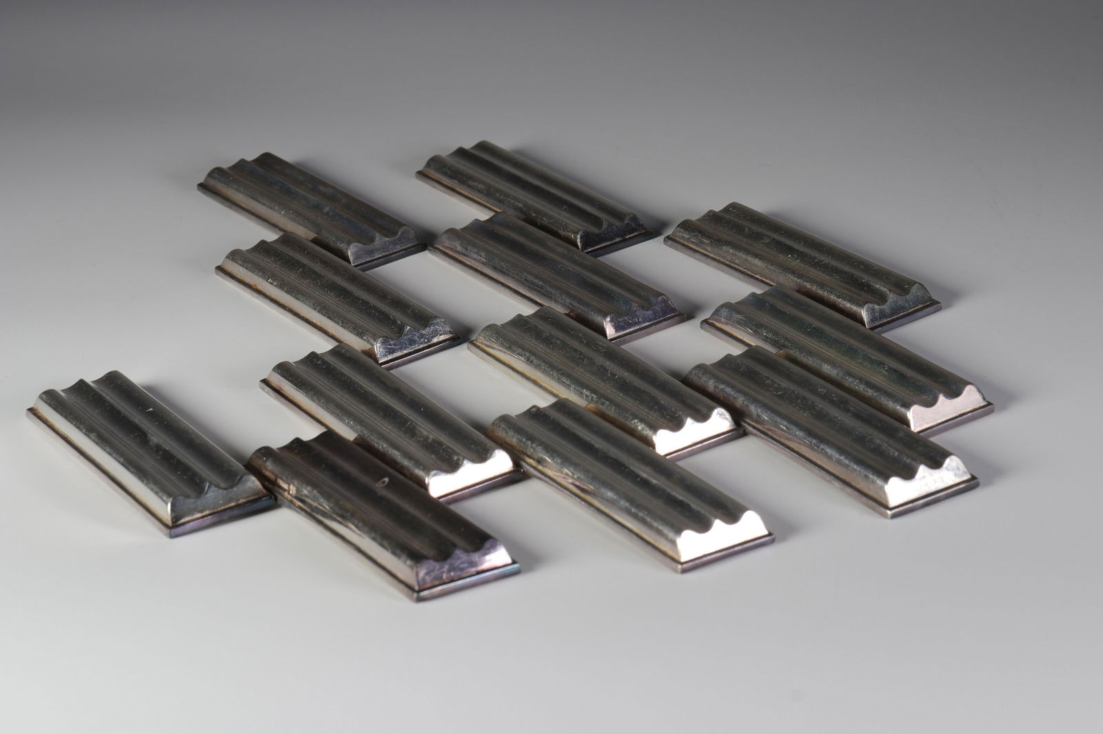 Christofle and Luc Lanel series of knife holders in: Christofle and Luc Lanel series of knife holders in silver metal, Ondulation model, France around 1930.Sizes: L=80mm l=25mmWeight (K): 0.315kgState: After checking - good condition - no restoration -