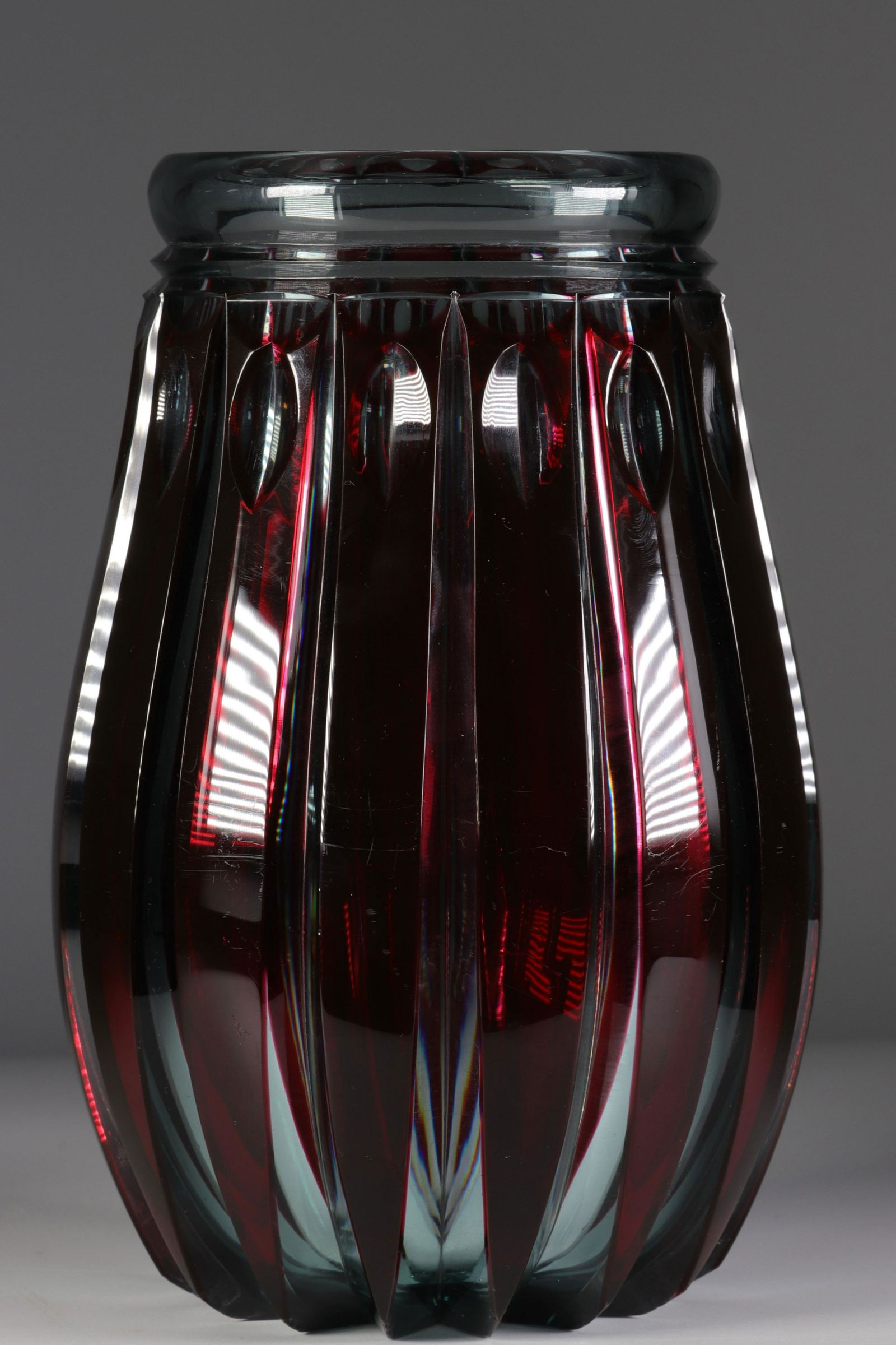 Joseph SIMON, Val Saint Lambert Red and pumped blue: Joseph SIMON, Val Saint Lambert Red and pumped blue lined vase, art decoSizes: H=230mm D=150mmWeight (K): 3.046kgState: After checking - good condition - no restoration - no repairAuthor / artist: Jos