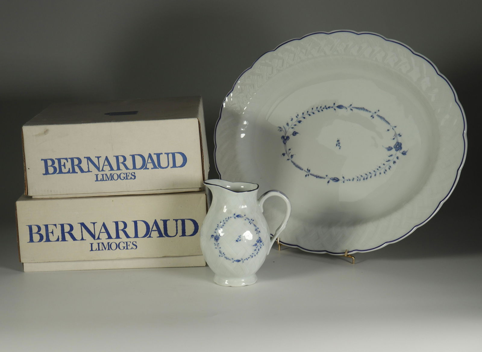 Table service Limoges Bernardaud "Hortense" 18th: Table service Limoges Bernardaud "Hortense" 18th century chantilly decorSizes: diversWeight (K): 30kgState: After checking - good condition - no restoration - no repairAuthor / artist: Limoges BERNARD