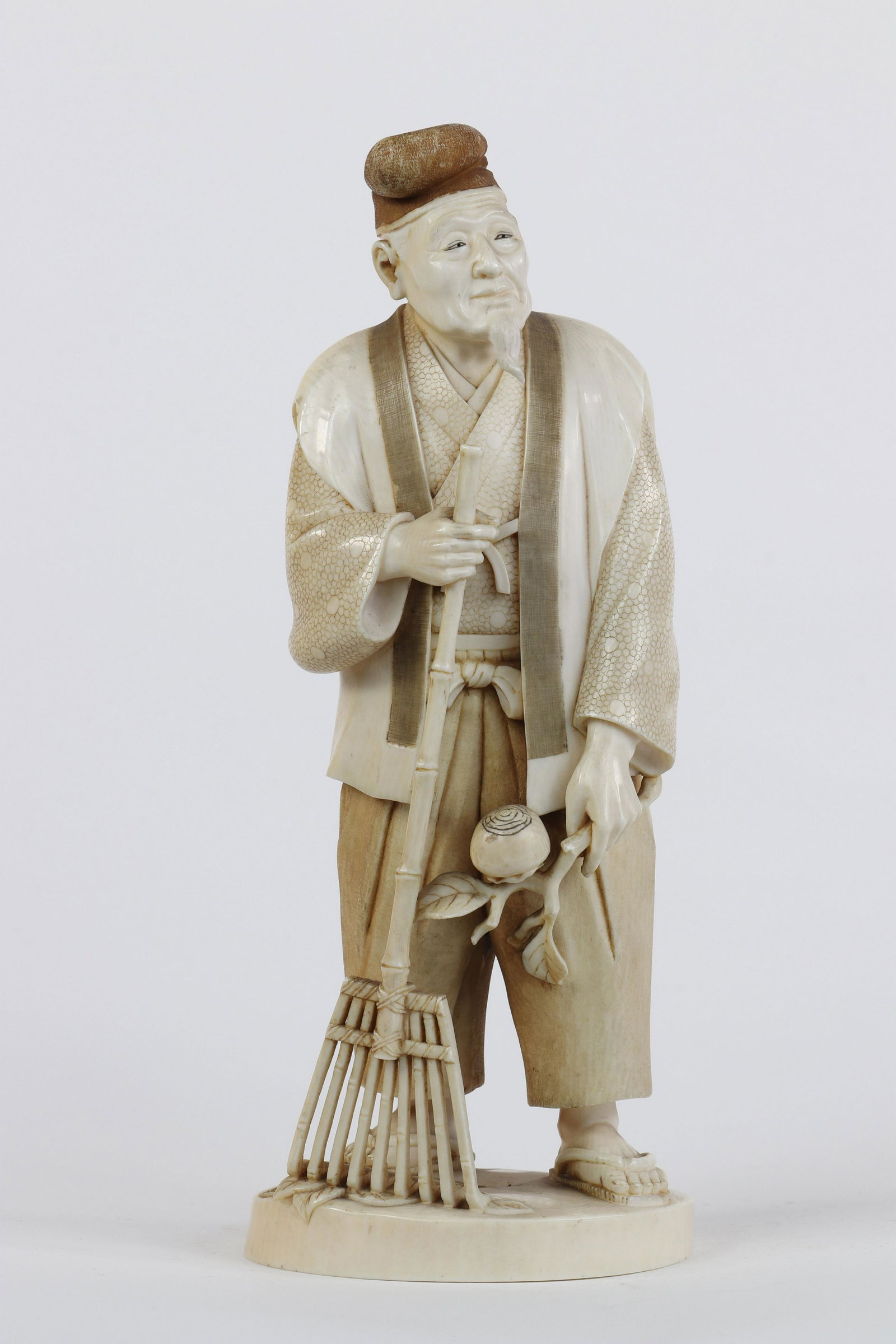 Japan okimono in carved of a gardener period Meiji: Japan okimono in carved of a gardener period Meiji signed Region: JAPAN Sizes: H=205mm L=80mm Weight (K): 0.571kg State: After checking - good condition - no restoration - no repair