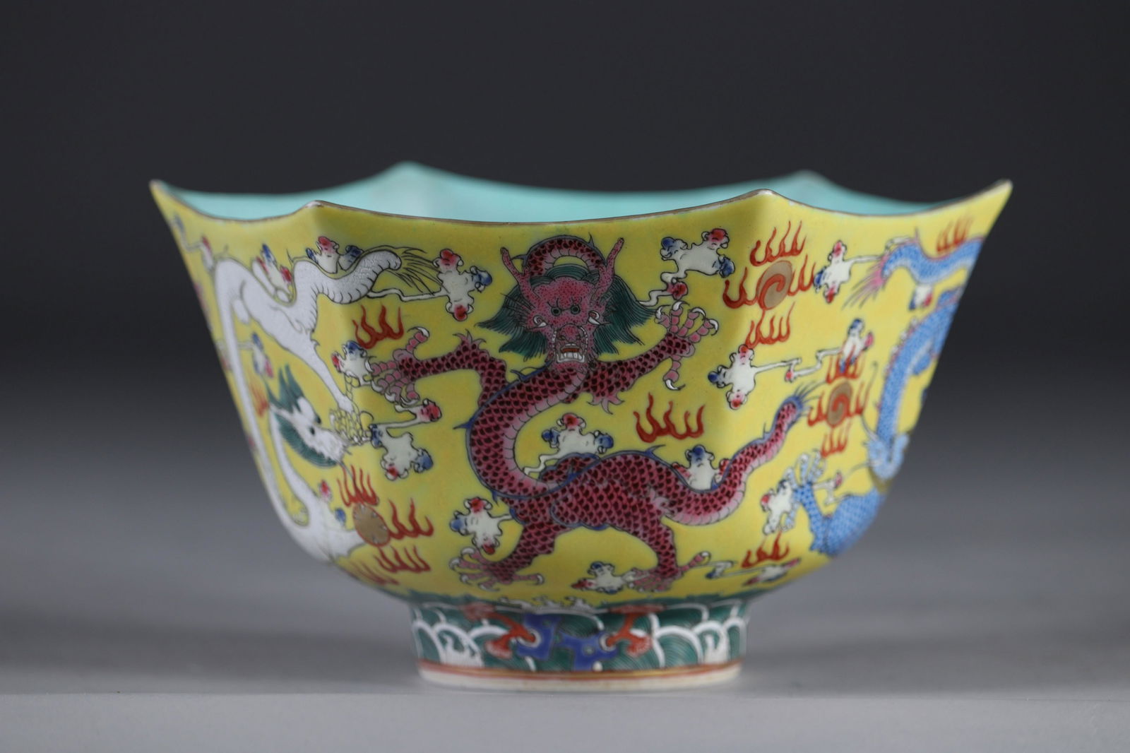 China bowl of the famille rose decor with 5 dragons (1 of 8)