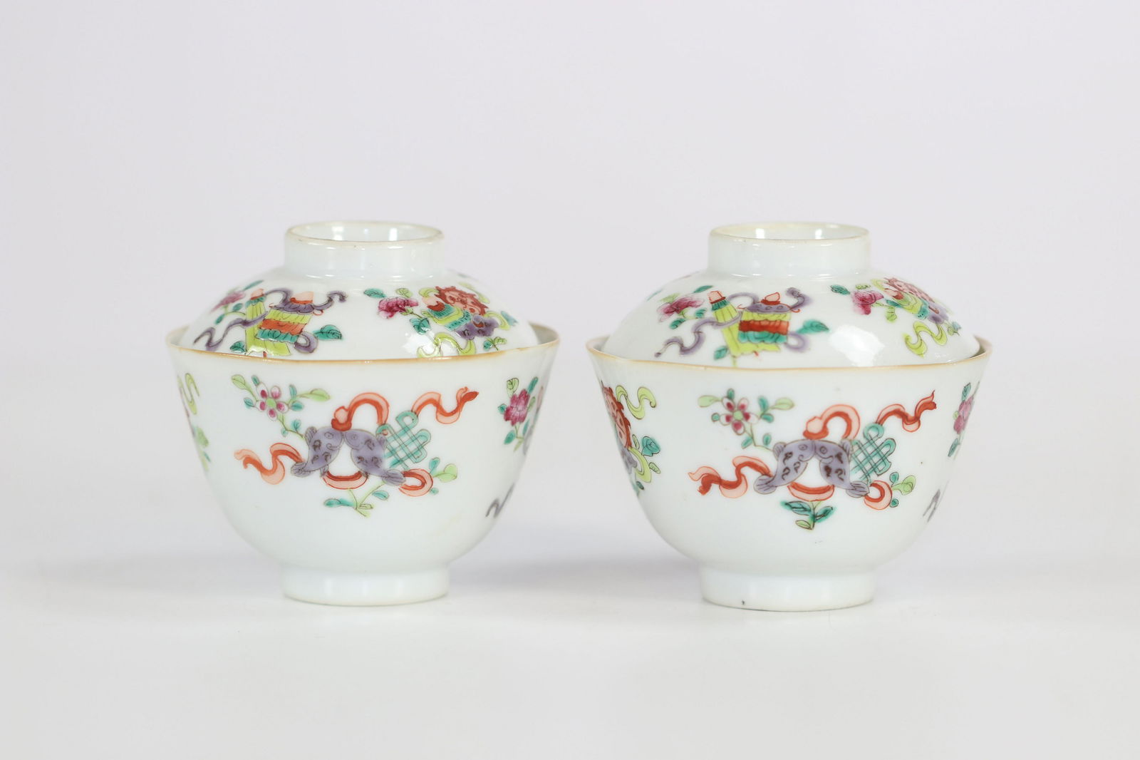 China pair of porcelain covered bowls mark 4 characters (1 of 6)