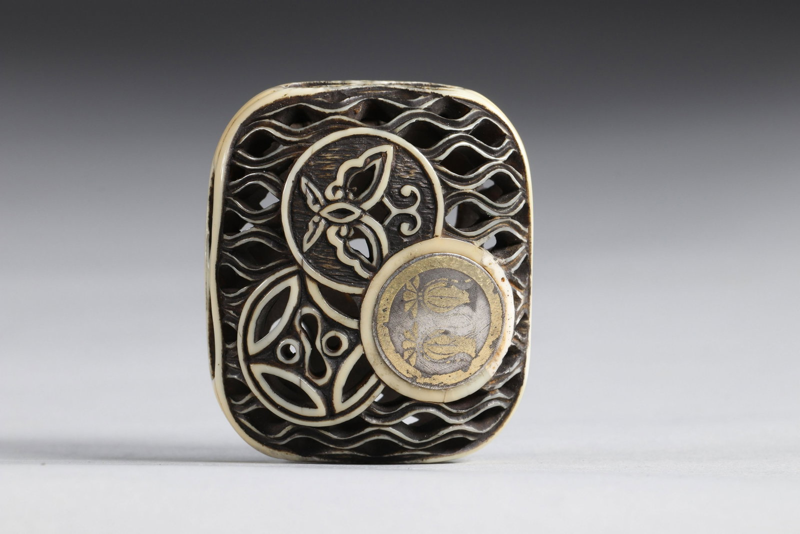 Netsuke Manju carved - a fine openwork decoration.: Netsuke Manju carved - a fine openwork decoration. Japan Edo period Region: JAPAN Sizes: H=40mm l=35mm Weight (K): 0,045kg Condition: at first glance - good condition - no restoration - no repair