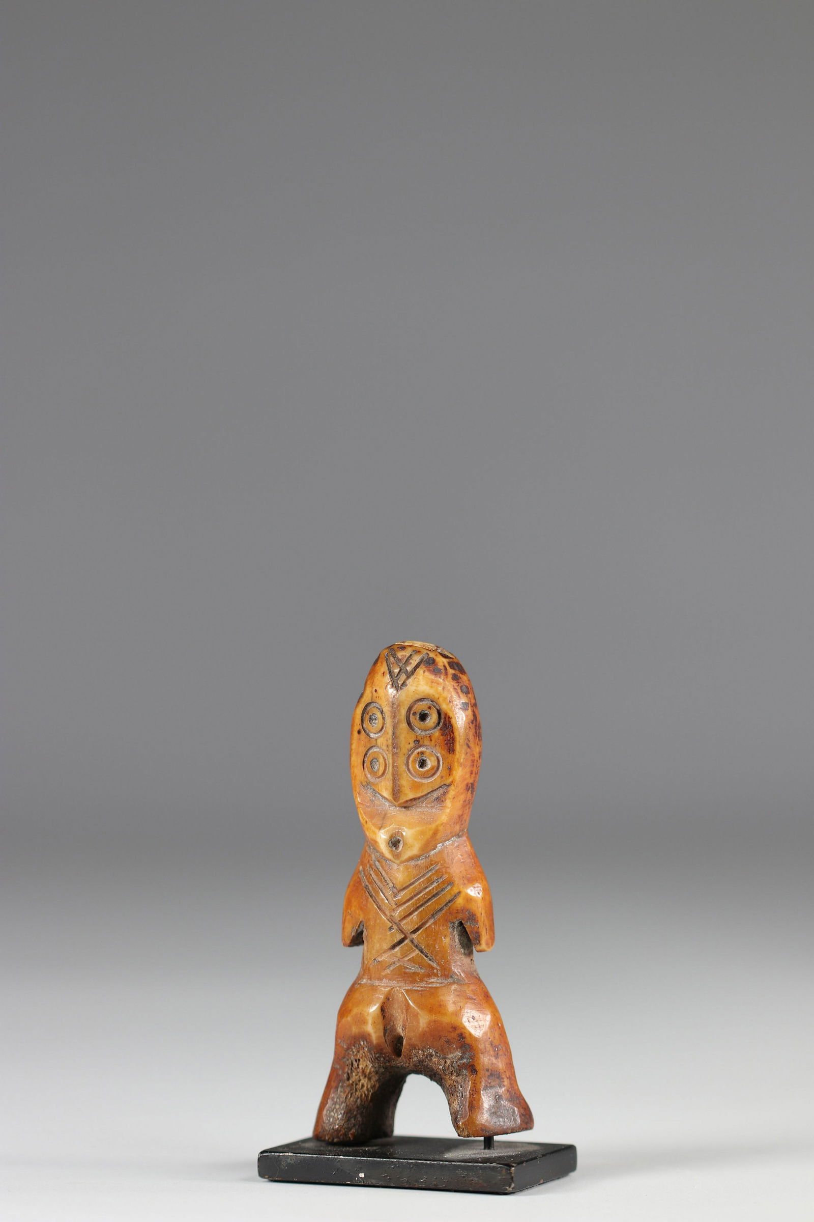 Africa Lega statuette in carved bone ex collection: Africa Lega statuette in carved bone ex collection Michel Boulanger BelgiumRegion: AfricaSizes: H=100mm l=45mmWeight (K): 0.145kgCondition: At first glance - patina of use - no restoration - no repair