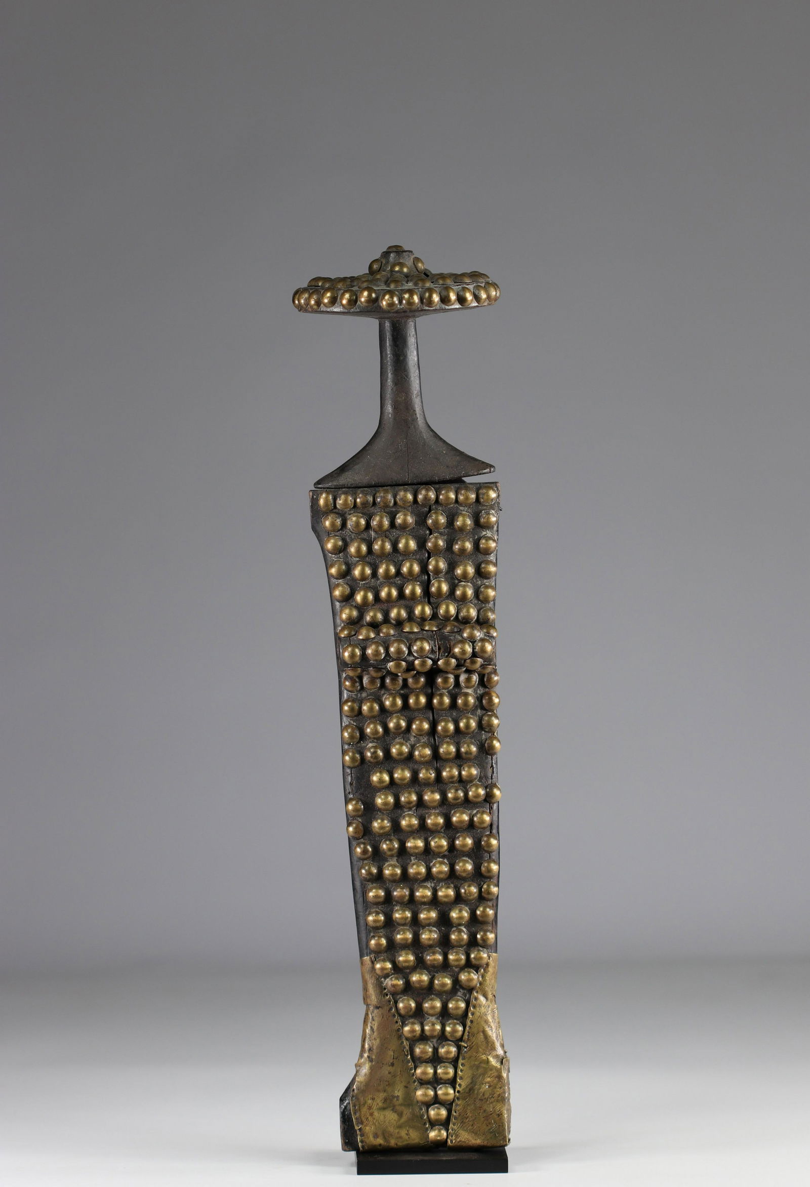 Glaive Konda - early 20th century - DRC - Africa: Glaive Konda - early 20th century - DRC - AfricaRegion: AfricaPeriod: early 20th centurySizes: L=480mm l=105mmWeight (K): 0.900kgCondition: At first glance - patina of use - no restoration - no repair