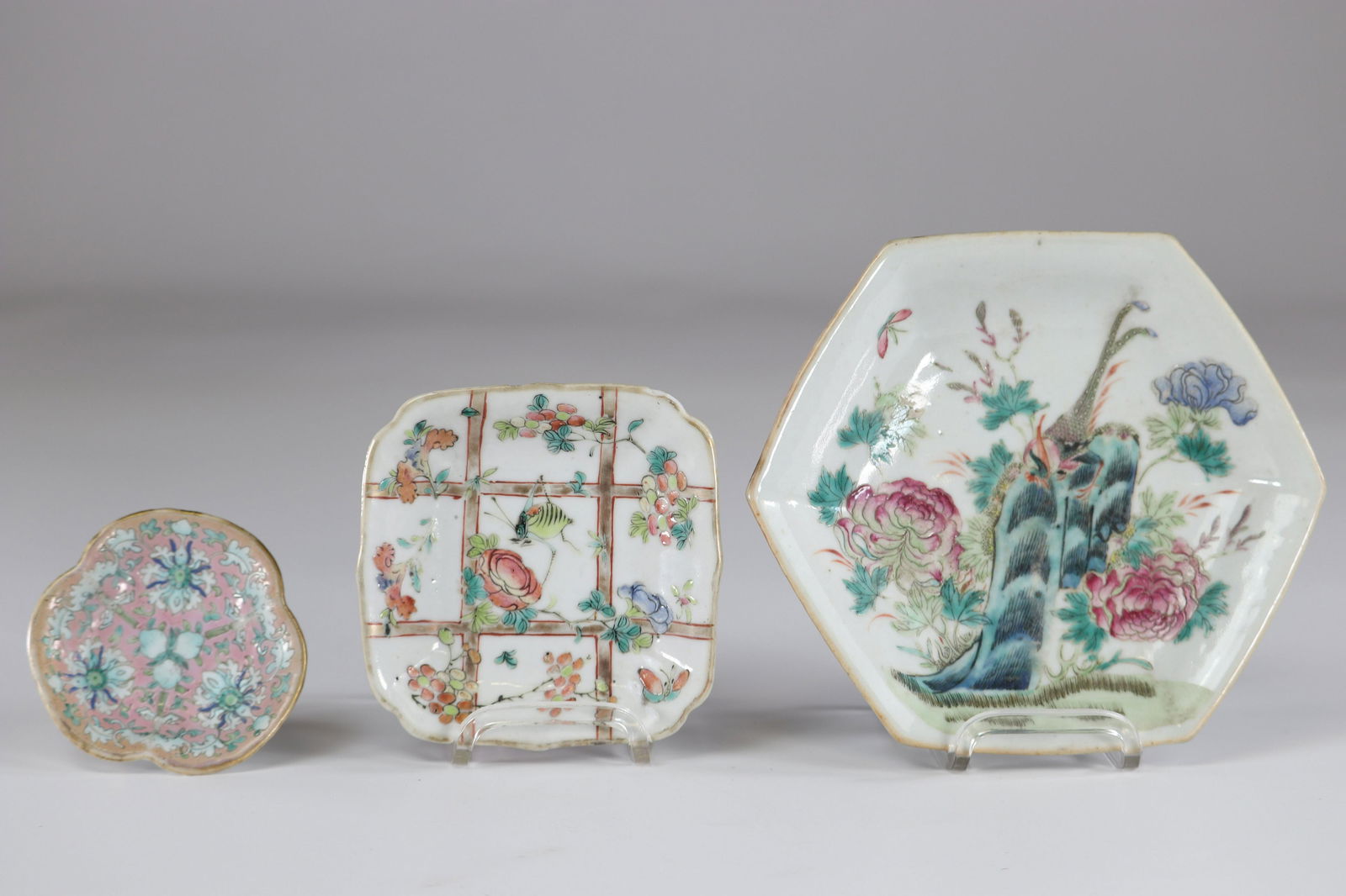 China set of 3 flat porcelain from the famille rose (1 of 3)