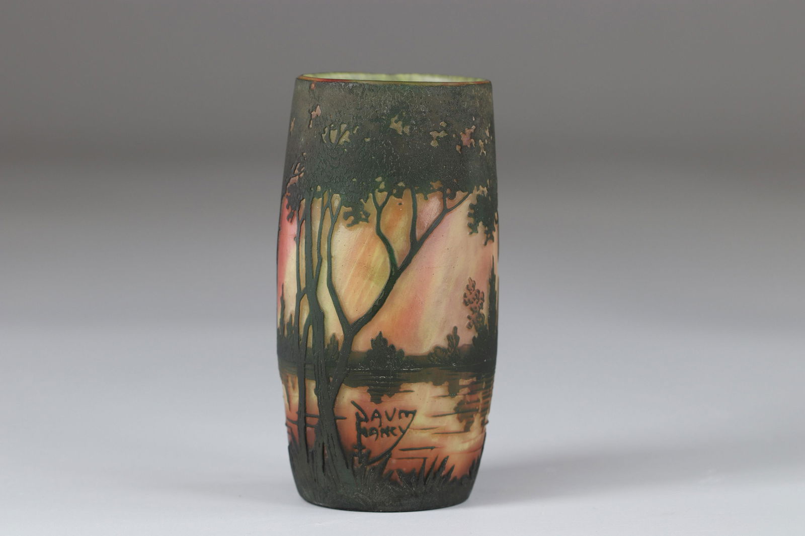 Daum Nancy vase with lacustrine decoration released: Daum Nancy vase with lacustrine decoration released with acidSizes: H=120mm D=60mmWeight (K): 0.184kgAuthor / artist: DAUM NANCY