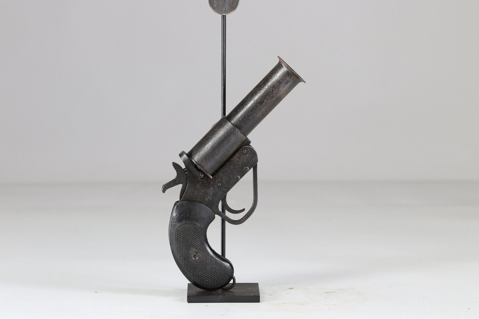 Signal gun unknown origin 2nd war: Signal gun unknown origin 2nd war Sizes: L. totale= 240 mm H = 150mm Weight (K): 0,8kg Condition: At first glance: patina, normal wear