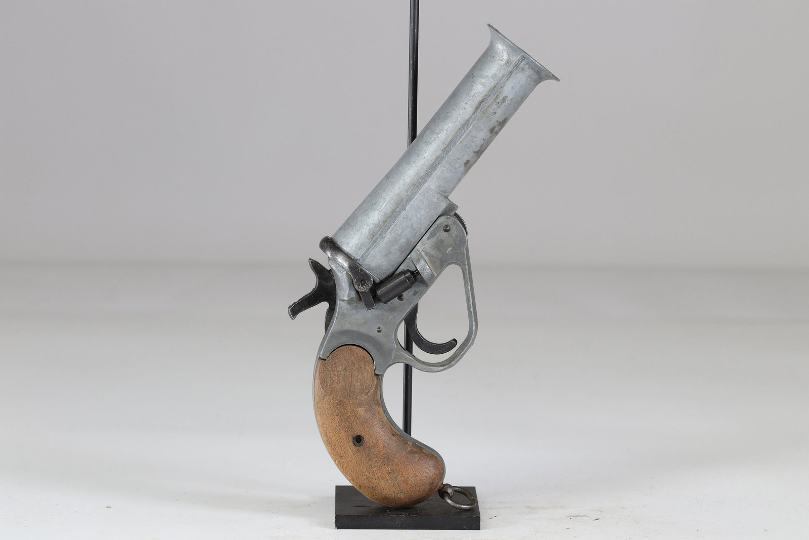 Signal gun unknown origin: Signal gun unknown origin Sizes: L. totale= 240 mm H = 150mm Weight (K): 1,08kg Condition: At first glance: patina, normal wear