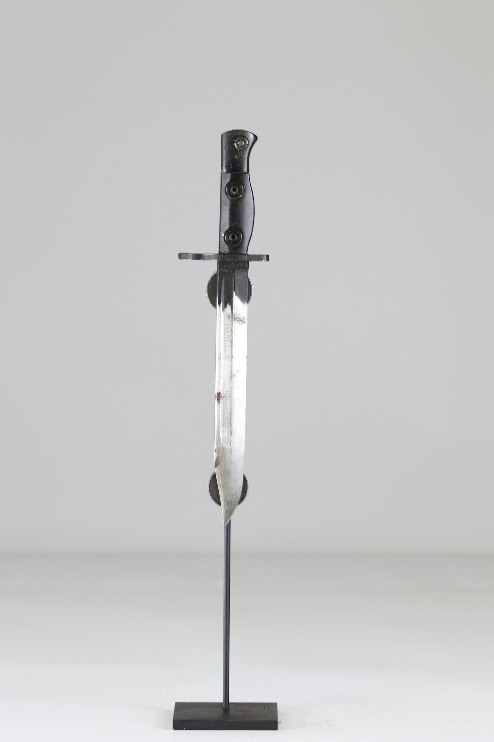 English bayonet 20th Sterling: English bayonet 20th Sterling Sizes: L. totale= 305mm L Lame= 205mm l lame= 25mm Weight (K): 0,34kg Condition: At first glance: patina, normal wear