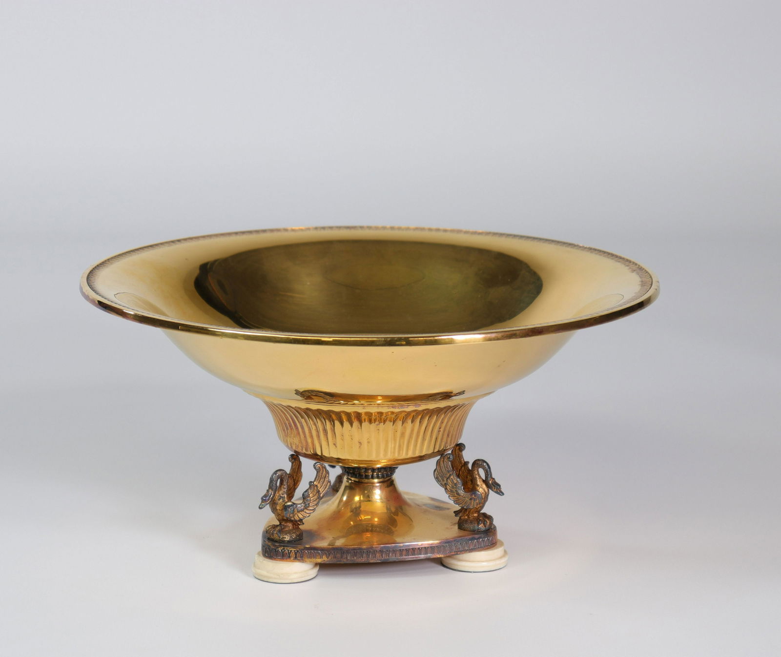 Philippe WOLFERS (1858-1929) Silver centerpiece placed: Philippe WOLFERS (1858-1929) Silver centerpiece placed on swansPeriod: XXth - 20th centurySizes: Dia: 255 mm H: 130 mmWeight (K): 0,7kgAuthor / artist: Philippe WOLFERS (1858-1929)