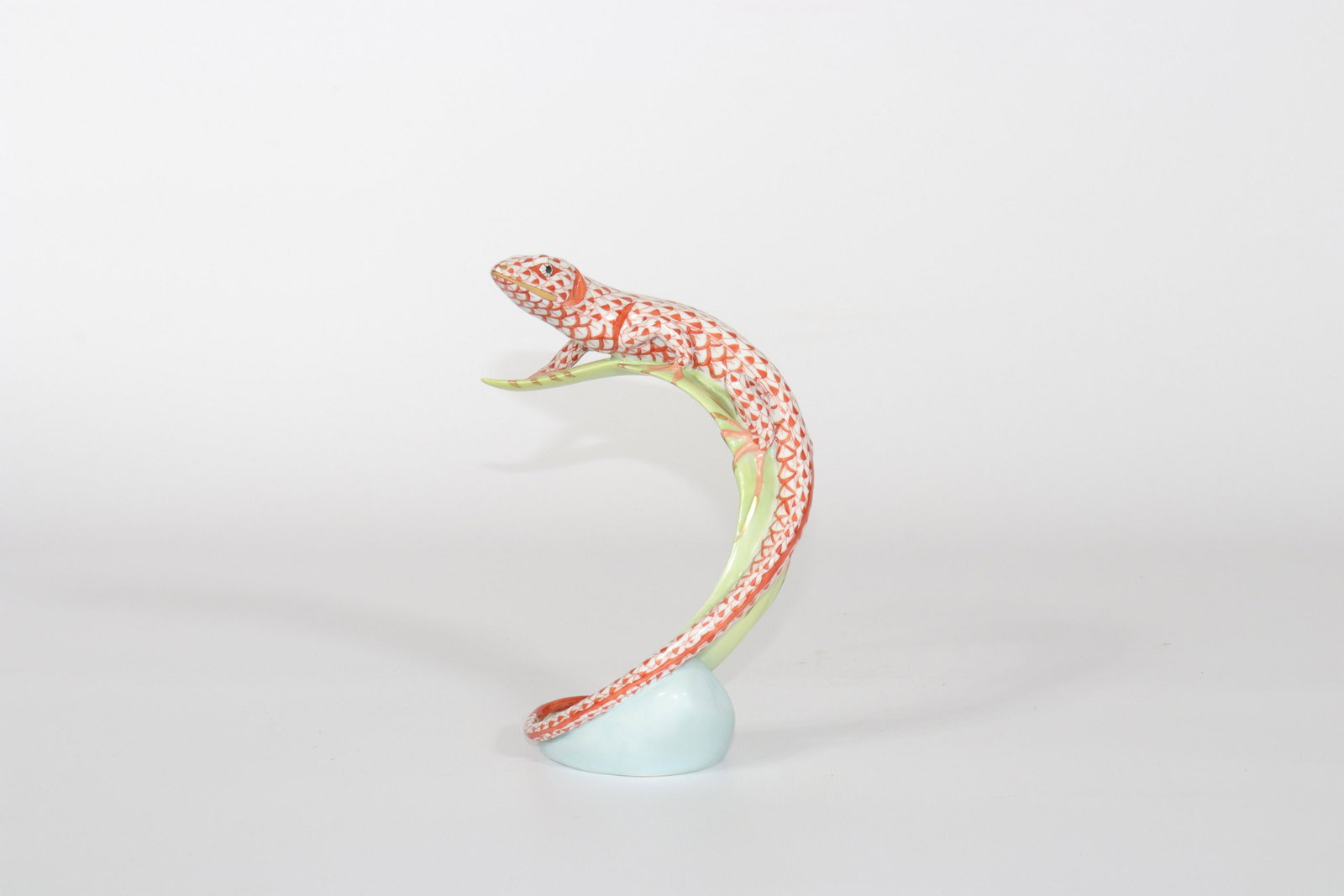 Herend Porcelain Lizard. Period XXth century: Herend Porcelain Lizard. Period XXth century Period: XXth - 20th century Sizes: H+165mm L=110mm Weight (K): 0,267kg Author / artist: HEREND