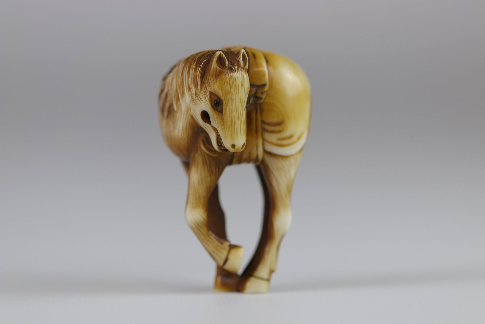 JAPAN - End of the EDO Period (1603 - 1868) Netsuke: JAPAN - End of the EDO Period (1603 - 1868) Netsuke grazing horse Provenance: Collection of Henry-Louis Vuitton - Sizes: H=55mm L=35mm - Weight (K): 0,031kg - Condition: at first glance - nice patina 