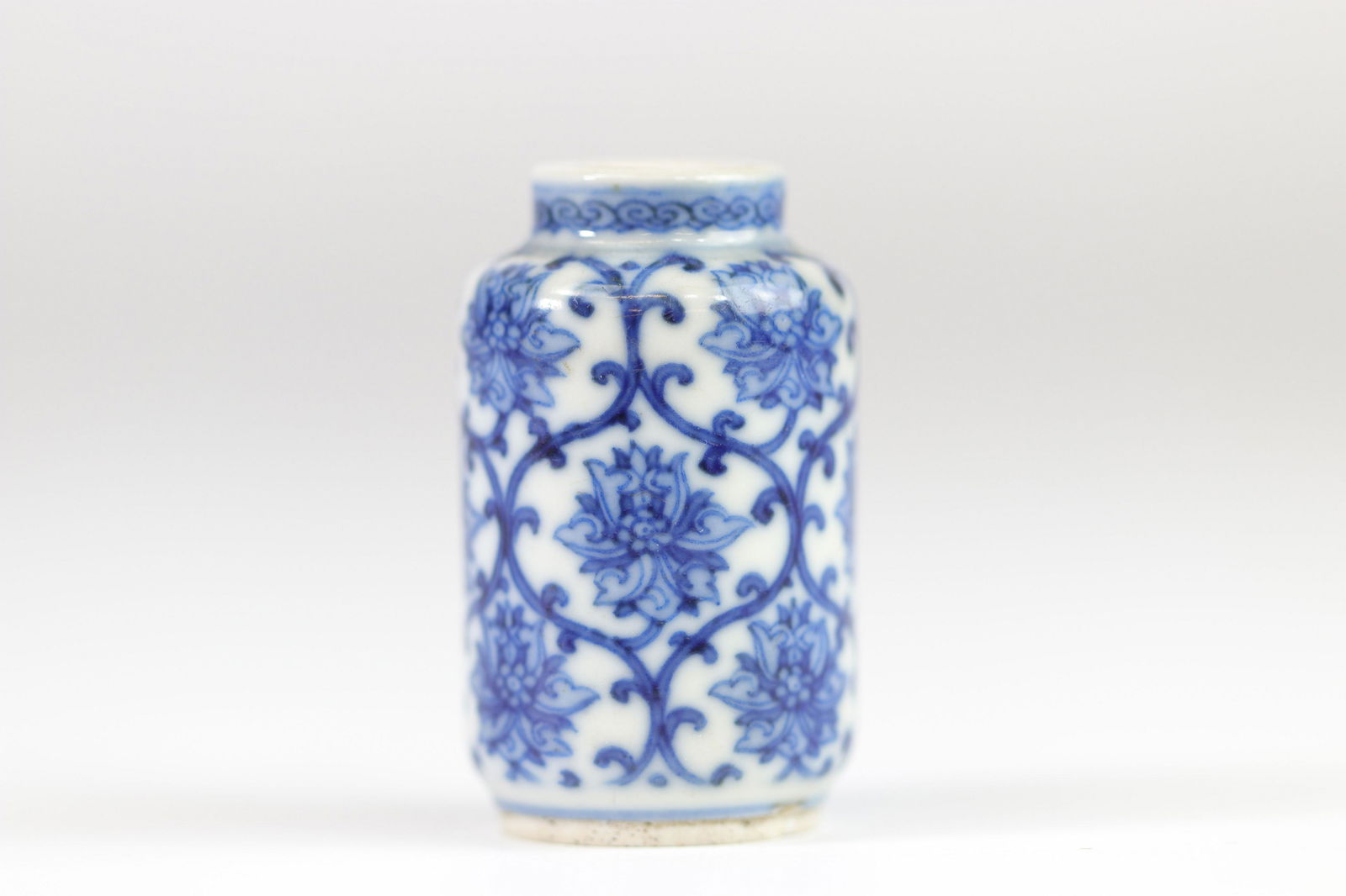 China blanc-bleu porcelain snuff box with floral (1 of 5)