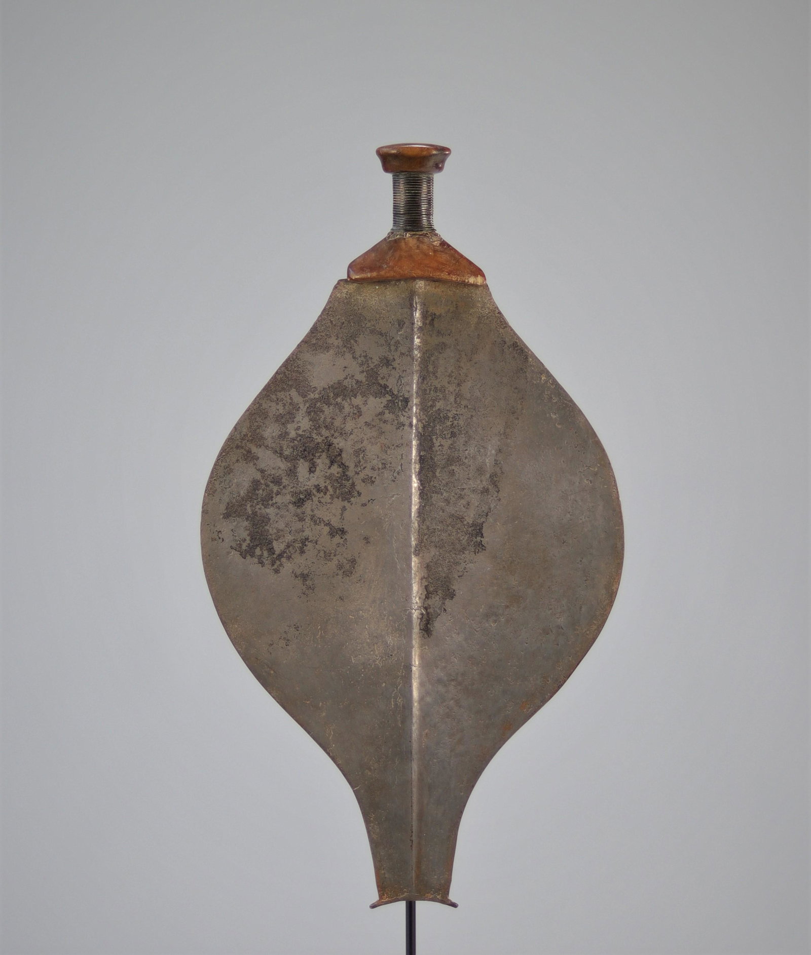 Rare Mossal Â» Ngul-Yanzi symmetrical discoid knife: ex col: Yannik Van Ruysevelt: Rare Mossal Â» Ngul-Yanzi symmetrical discoid knife: ex col: Yannik Van Ruysevelt - Weight: 930 g - Region: Afrique - Sizes: H 380 mm L 210 mm - Condition: At first sight - patina of use - trace of 