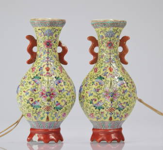 Pair of Chinese porcelain wall vases on a yellow background: Pair of Chinese porcelain wall vases on a yellow background - Weight: 480 g - Region: Chine - Sizes: H175mm L85mm - Condition: Various shards.