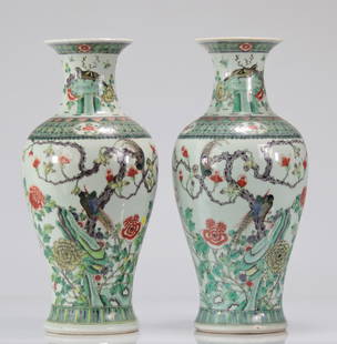 Pair of famille verte vases decorated with trendy birds: Pair of famille verte vases decorated with trendy birds - Weight: 6.20 kg - Region: Chine - Sizes: H440mm L200mm - Condition: A cooking defect at the base on one and hair on the collar on the other.