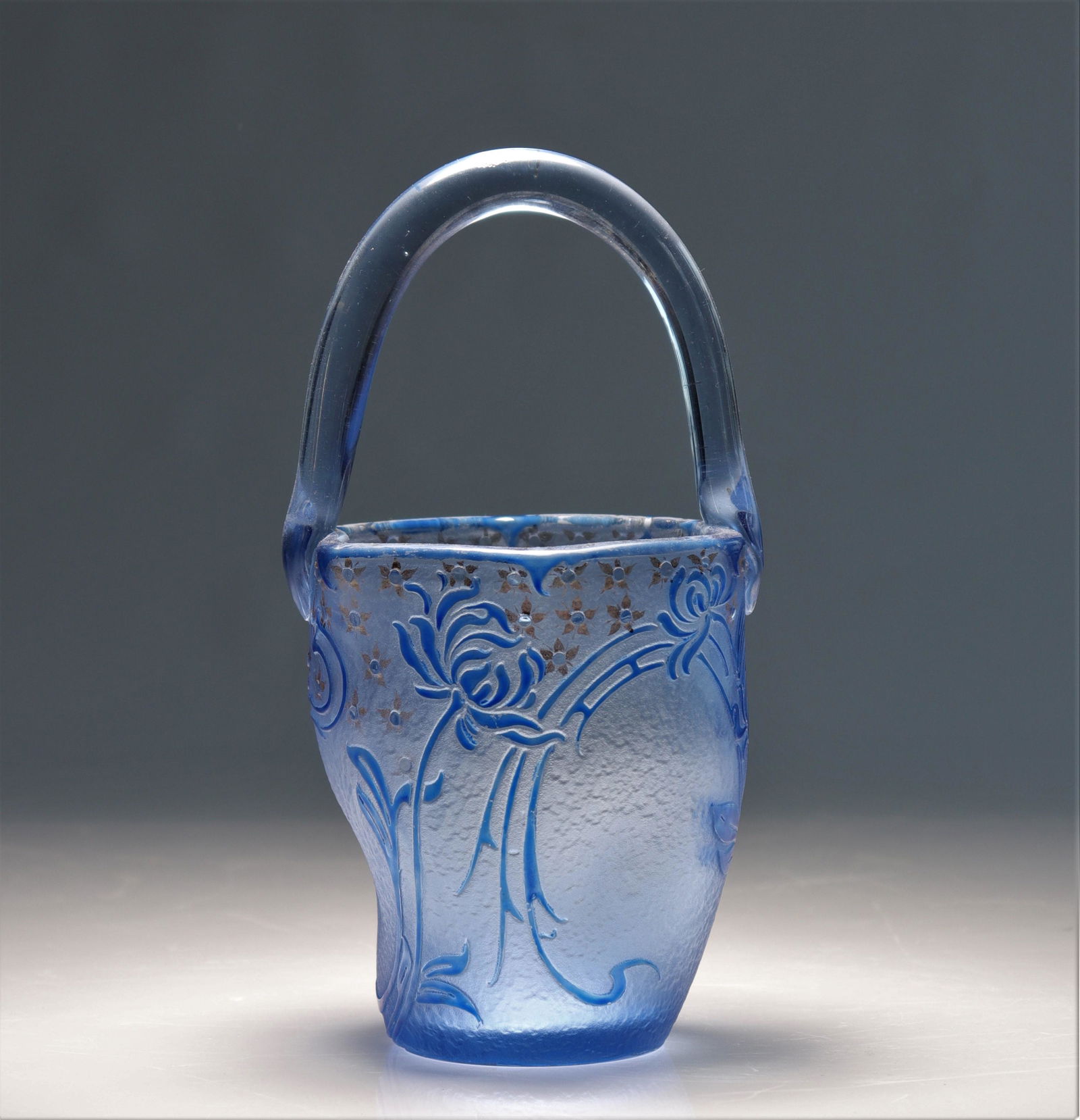 Daum engraved glass basket "peonies and stars", - 1893: Daum engraved glass basket "peonies and stars", - 1893 - Weight: 730 g - Region: France - Sizes: H : 230 mm L : 120 mm - Condition: at first sight - good condition - no restoration - no repair - Autho