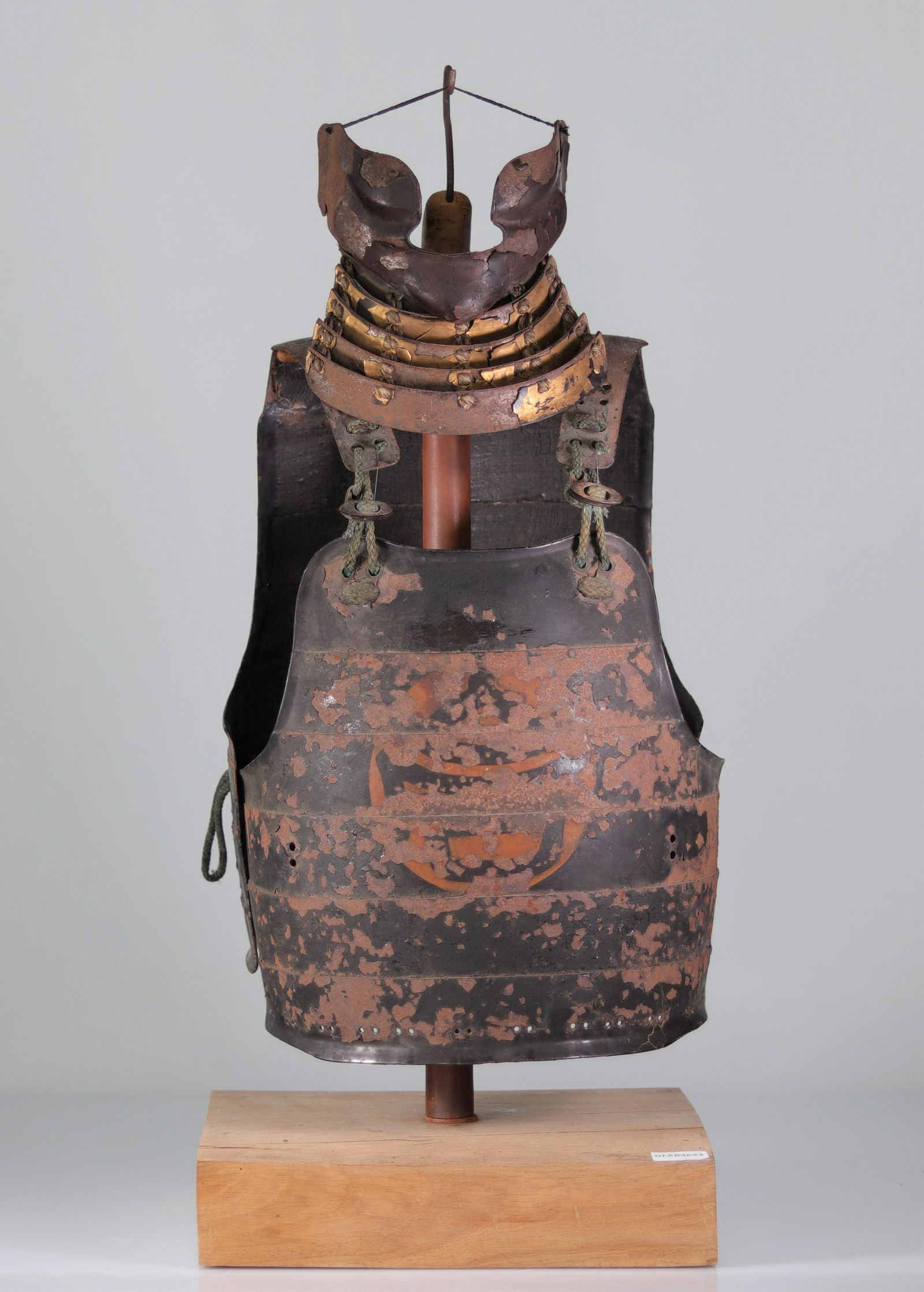 Elements of Japanese armor "Samurail" Edo period: Elements of Japanese armor "Samurail" Edo period - Weight: 10.60 kg - Region: Japon - Sizes: H=650mm L=320mm - Condition: At first sight - wear