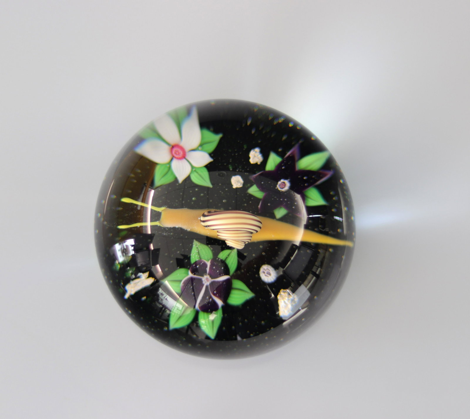 Baccarat paperweight 1977-274/300, snail and 3 flowers: Baccarat paperweight 1977-274/300, snail and 3 flowers - Weight: 650 g - Sizes: H=60mm D=80mm - Condition: good condition - Author / artist: Baccarat