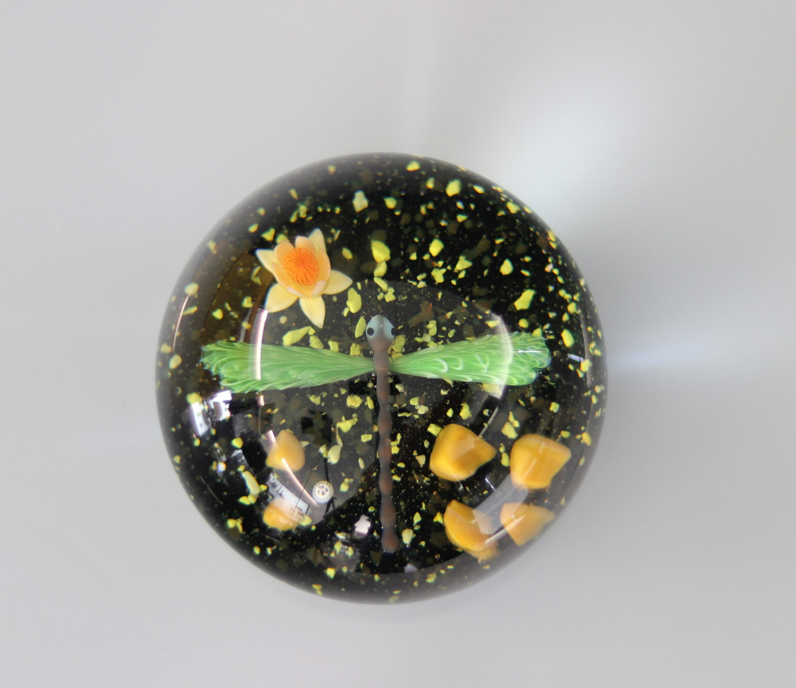 Baccarat paperweight 1982- 121/175, canes and dragonfly on a flowery background: Baccarat paperweight 1982- 121/175, canes and dragonfly on a flowery background - Weight: 682 g - Sizes: H=65mm D=80mm - Condition: good condition - Author / artist: Baccarat