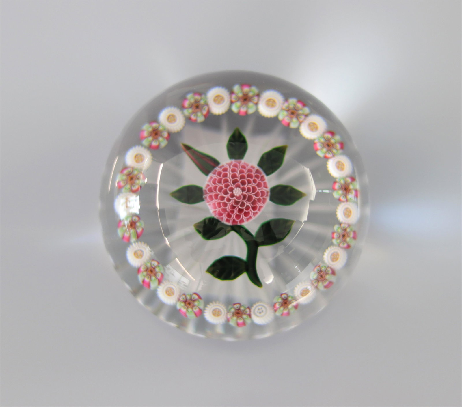 Baccarat paperweight 1992 - Number 20/150, Chamomile and sweets: Baccarat paperweight 1992 - Number 20/150, Chamomile and sweets - Weight: 570 g - Sizes: H=60mm D=75mm - Condition: good condition - Author / artist: Baccarat