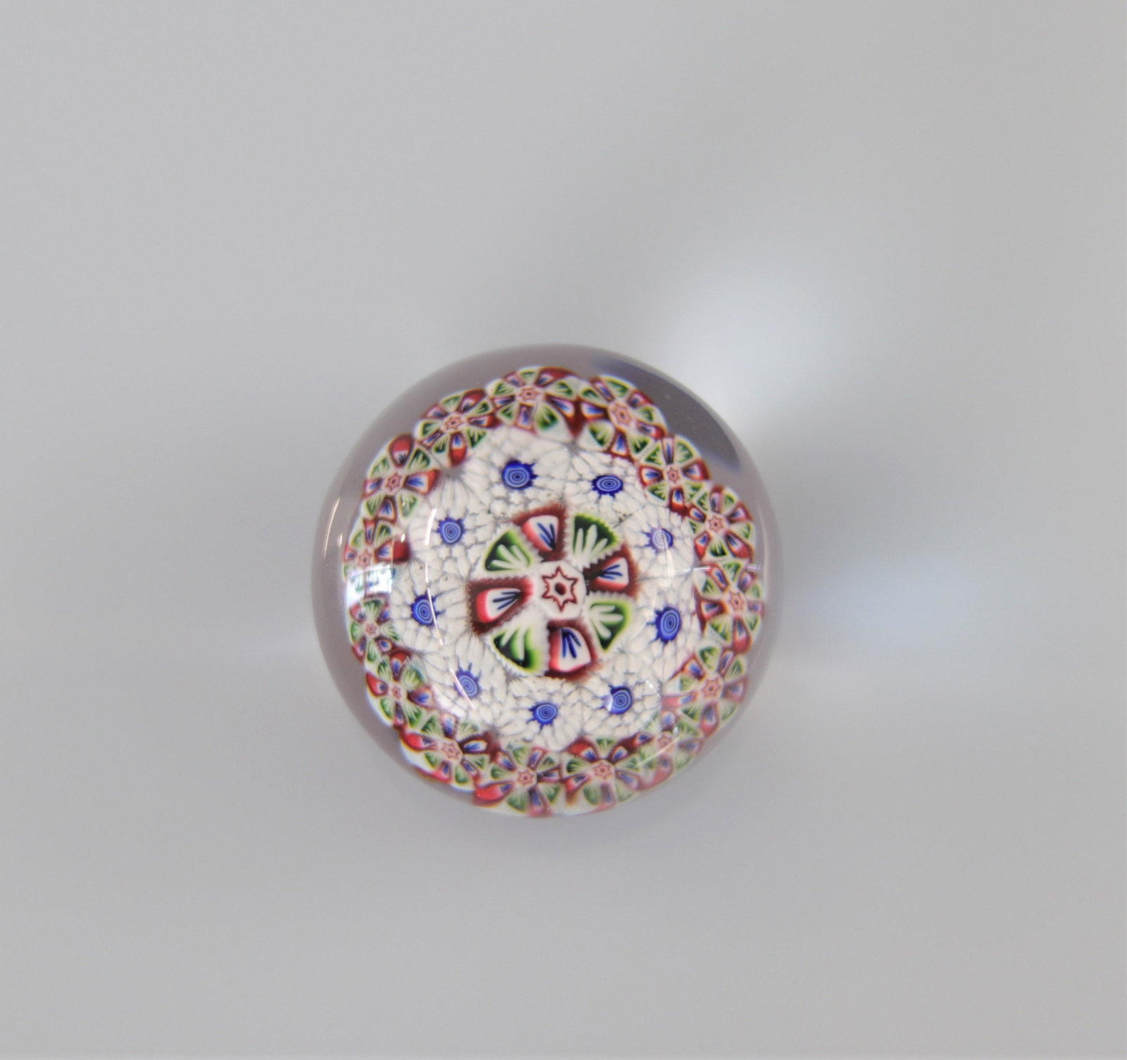 Baccarat paperweight various canes and darts XIXth: Baccarat paperweight various canes and darts XIXth - Weight: 100 g - Sizes: H=30mm D=40mm - Condition: good condition - Author / artist: Baccarat