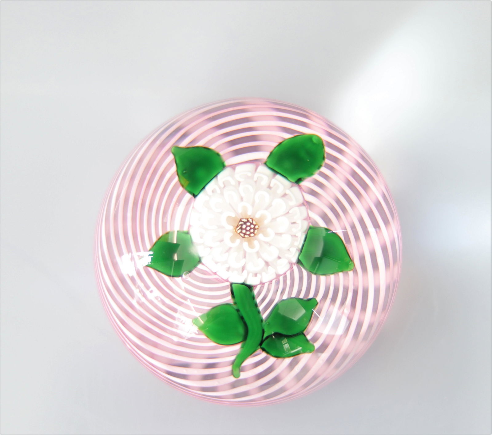 John Deacons paperweight 2001- white chamomile on pink spiral: John Deacons paperweight 2001- white chamomile on pink spiral - Weight: 455 g - Sizes: H=50mm D=70mm - Condition: good condition - Author / artist: John Deacons