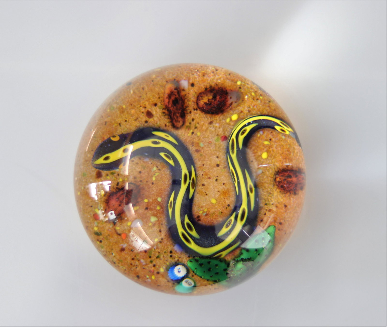 John Deacons and William Manson paperweight, 1 cane each, snake on sand: John Deacons and William Manson paperweight, 1 cane each, snake on sand - Weight: 710 g - Sizes: H=70mm D=85mm - Condition: good condition - Author / artist: John Deacons