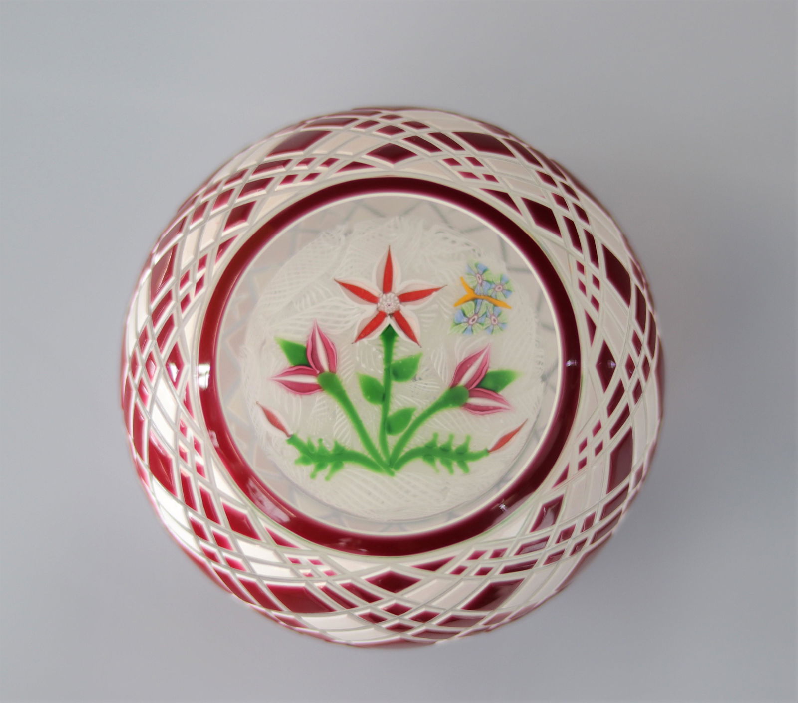 John Deacons 2003 paperweight, Ginghan, double overlay, pompoms with 3 red flowers, 2 buttons and 1: John Deacons 2003 paperweight, Ginghan, double overlay, pompoms with 3 red flowers, 2 buttons and 1 butterfly - Weight: 710 g - Sizes: H=65mm D=85mm - Condition: good condition - Author / artist: John