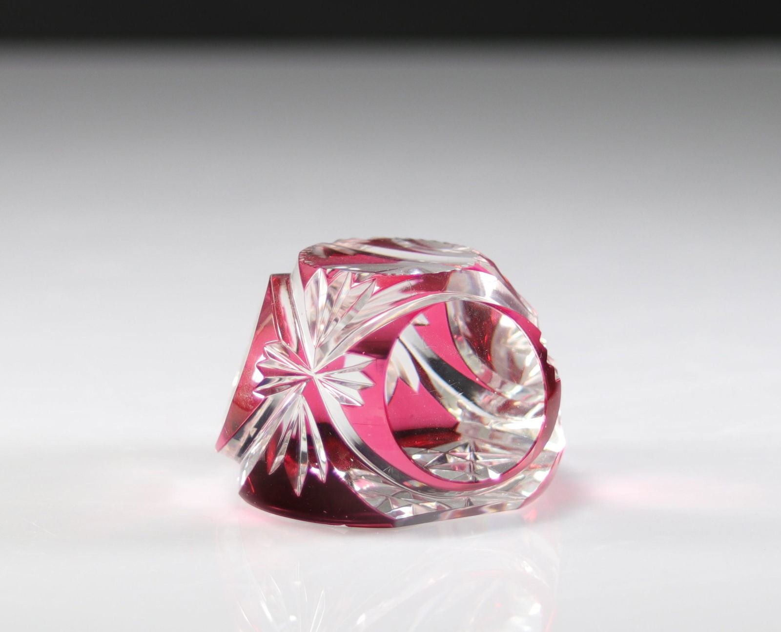 Paperweight. Val Saint-Lambert pruned red background: Paperweight. Val Saint-Lambert pruned red background - Weight: 1.08 kg - Sizes: H=70mm L=95mm - Condition: good condition - Author / artist: Val Saint Lambert