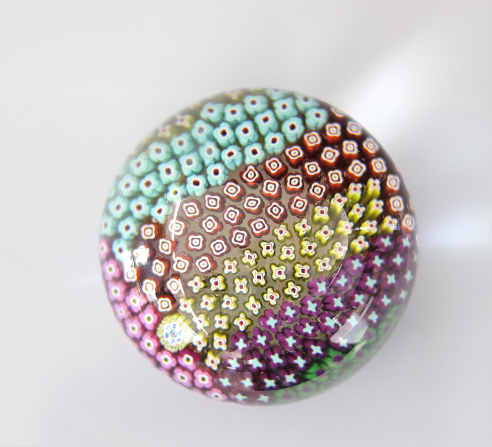 Paperweight Saint-Louis 1973 - canes different colors: Paperweight Saint-Louis 1973 - canes different colors - Weight: 580 g - Sizes: H=55mm D=80mm - Condition: good condition - Author / artist: Saint-Louis