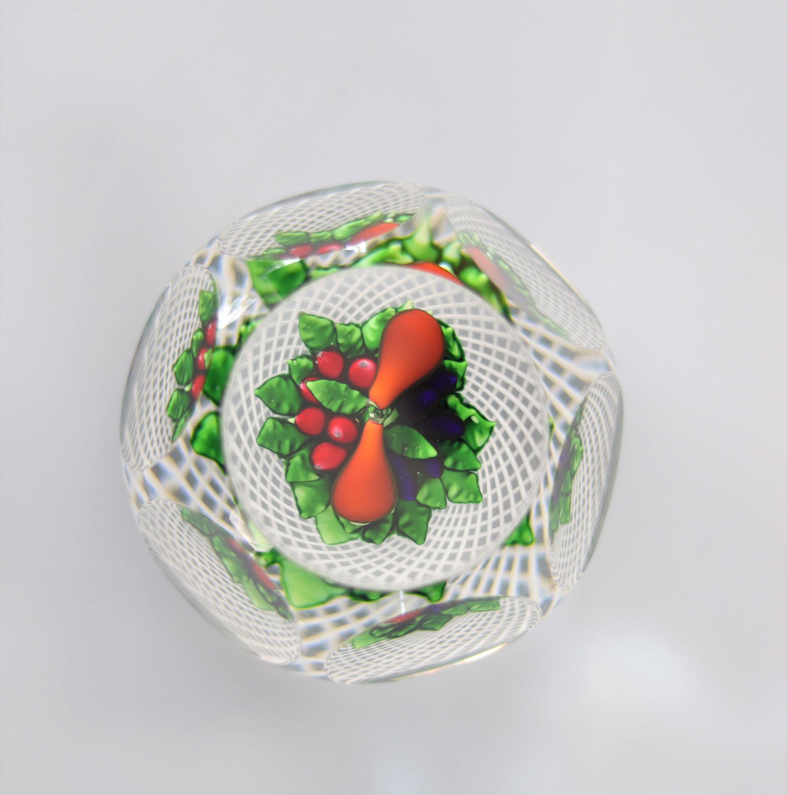 Saint-Louis paperweight 1979 - Pear, cherry and plum on a lace background, 450 copies: Saint-Louis paperweight 1979 - Pear, cherry and plum on a lace background, 450 copies - Weight: 570 g - Sizes: H=50mm D=80mm - Condition: good condition - Author / artist: Saint-Louis