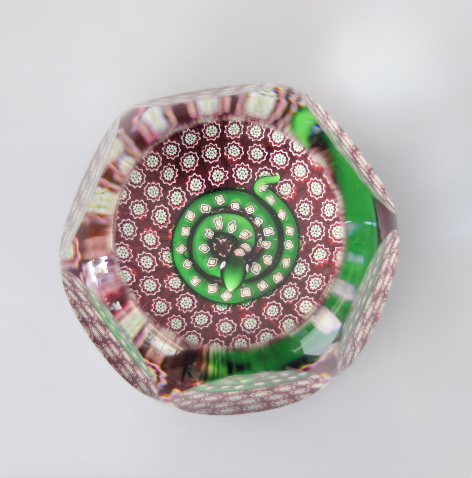 Saint-Louis paperweight 1998-41/200, Kaa snake, 6 facets and 1 at the top: Saint-Louis paperweight 1998-41/200, Kaa snake, 6 facets and 1 at the top - Weight: 720 g - Sizes: H=55mm D=80mm - Condition: good condition - Author / artist: Saint-Louis