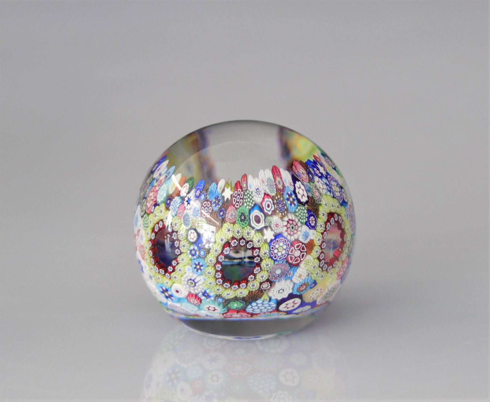 Saint-Louis paperweight 1991- 50/75, wind of paradise, engraved cane and butterflies inside: Saint-Louis paperweight 1991- 50/75, wind of paradise, engraved cane and butterflies inside - Weight: 950 g - Sizes: H=80mm D=85mm - Condition: good condition - Author / artist: Saint-Louis