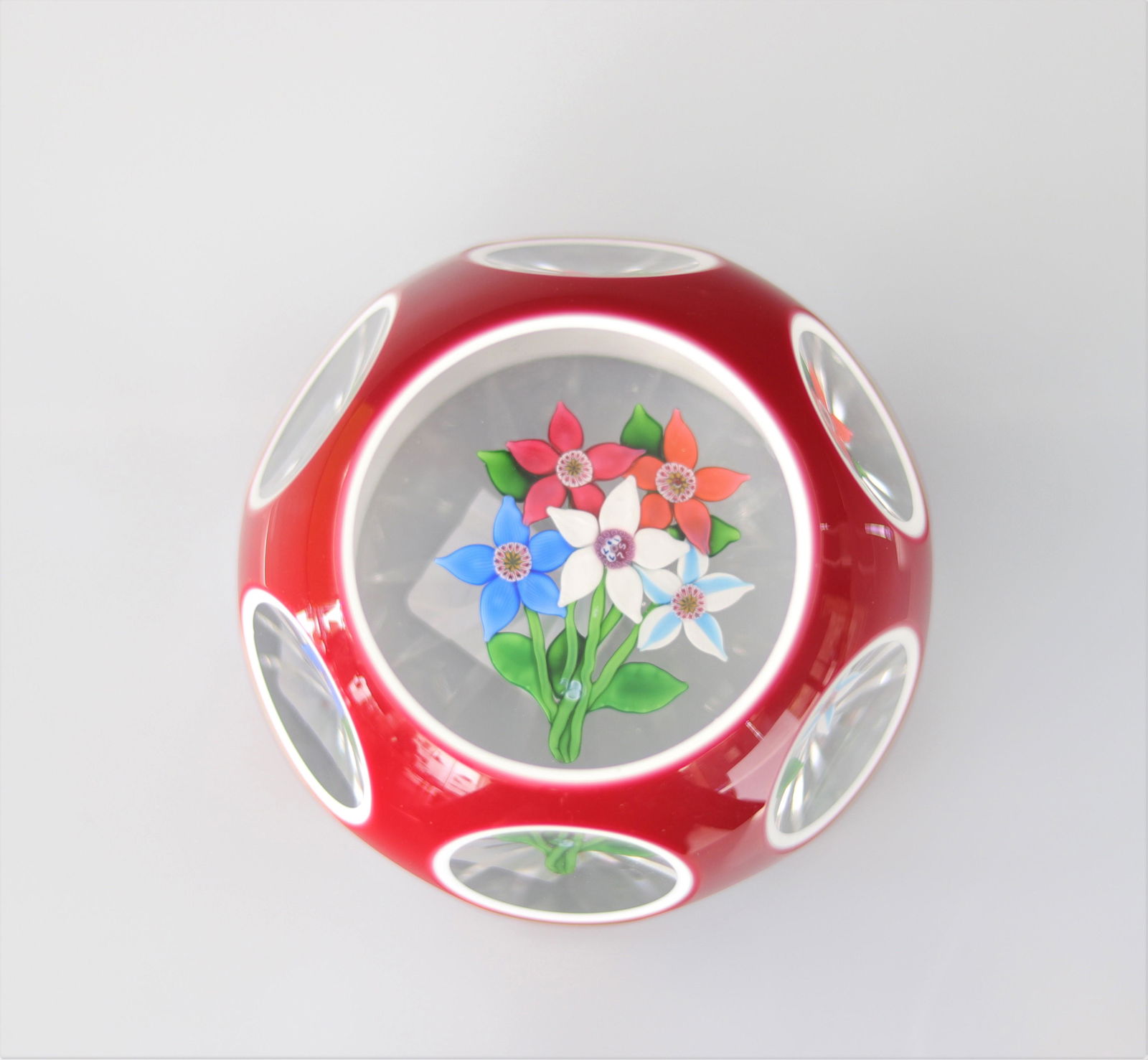 Saint-Louis paperweight 1977 - bouquet of 5 flowers, red and white double overlay, 450 faceted (1 of 1)