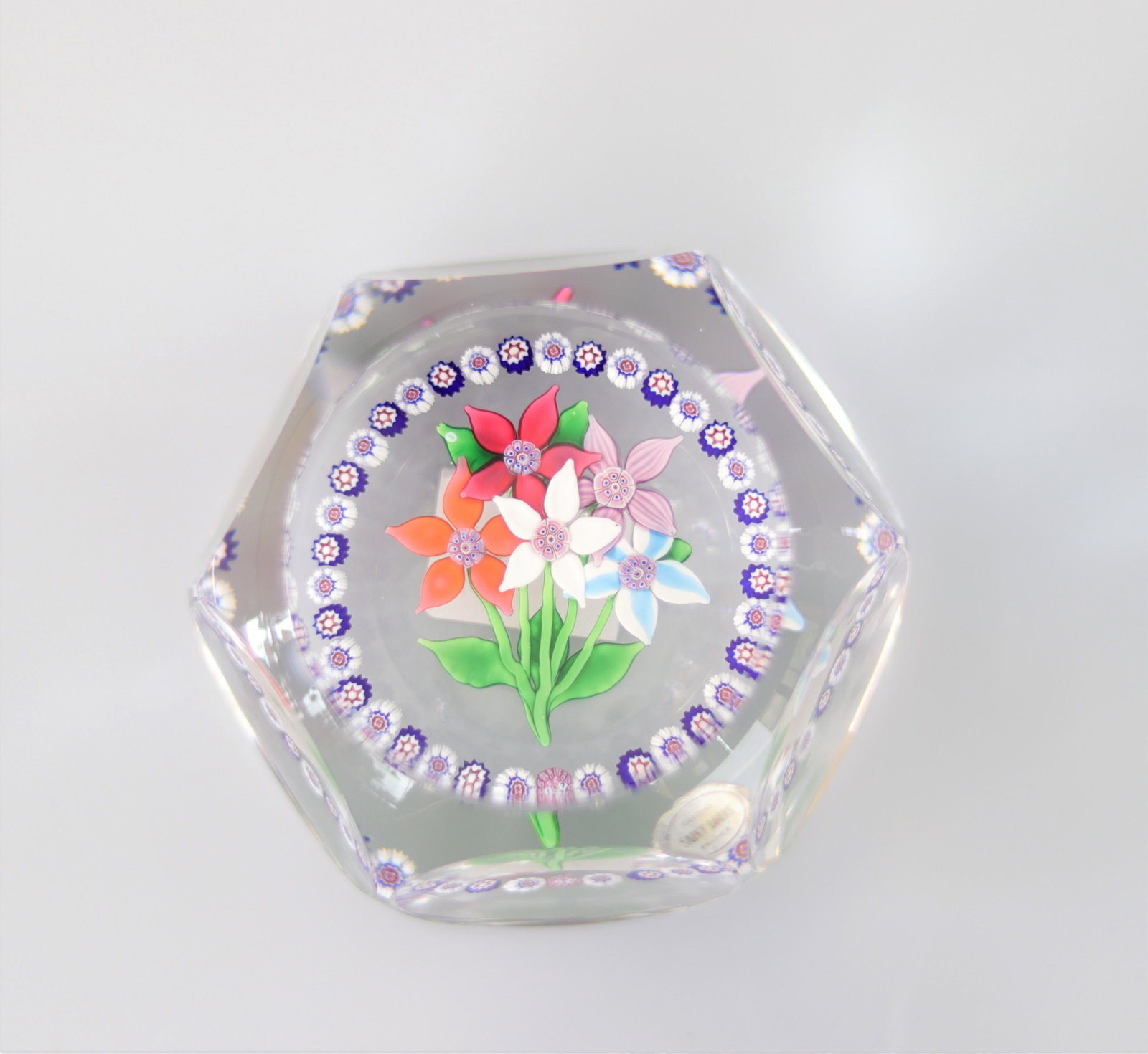 Saint-Louis paperweight 1977 - 5 flowers on a light background, 450 copies: Saint-Louis paperweight 1977 - 5 flowers on a light background, 450 copies - Weight: 515 g - Sizes: H=50mm D=75mm - Condition: good condition - Author / artist: Saint-Louis