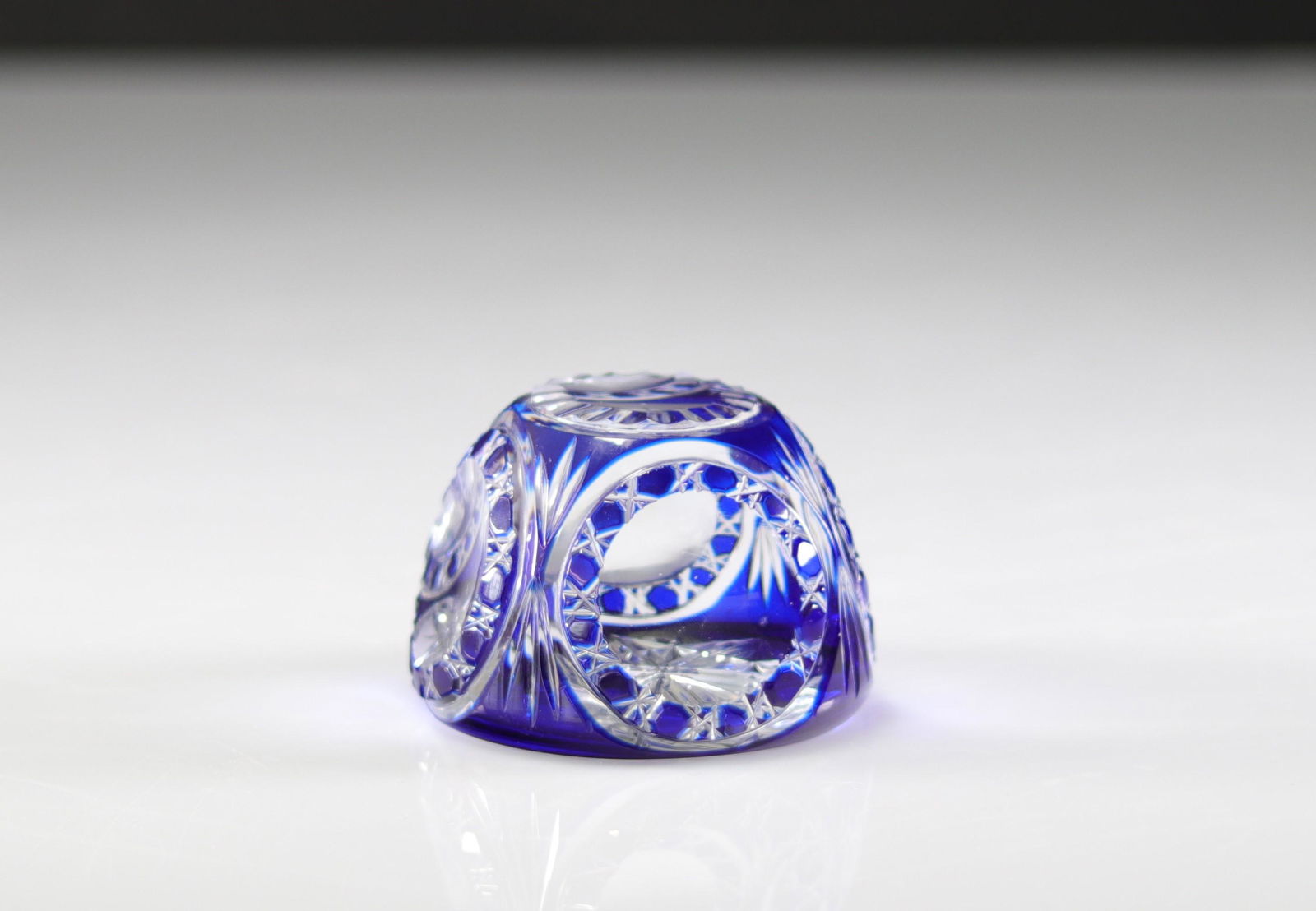 Paperweight. Val Saint-Lambert trimmed blue background (1 of 2)