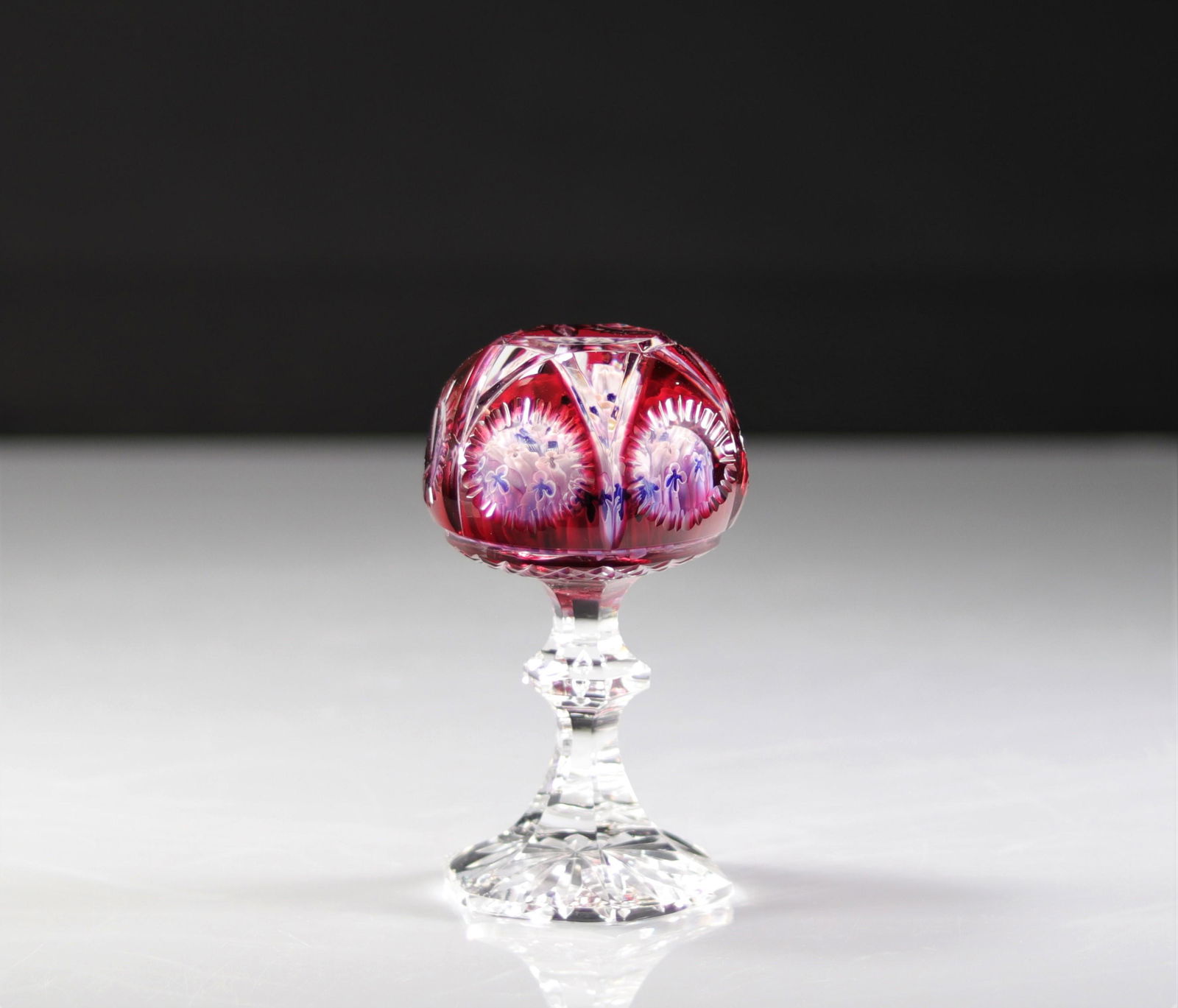 Val Saint-Lambert, Carrera R, Unique piece red background: Val Saint-Lambert, Carrera R, Unique piece red background - Weight: 985 g - Sizes: H=150mm L=90mm - Condition: good condition - Author / artist: Val Saint Lambert