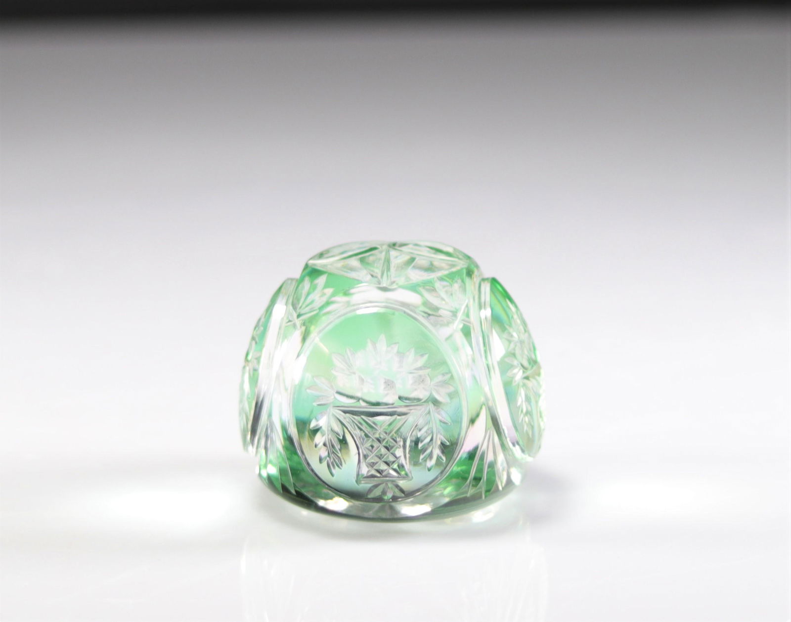 Val Saint-Lambert paperweight cut green background (1 of 2)