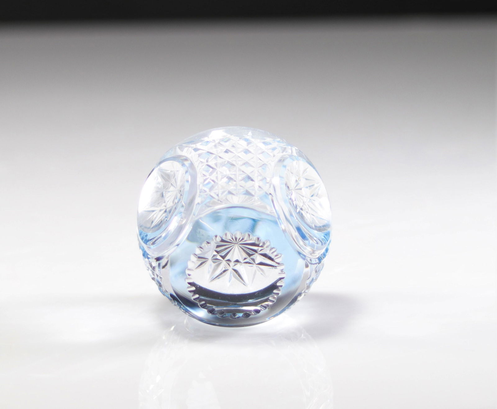 Val Saint-Lambert paperweight cut blue background: Val Saint-Lambert paperweight cut blue background - Weight: 1.07 kg - Sizes: H=75mm L=90mm - Condition: good condition - Author / artist: Val Saint Lambert